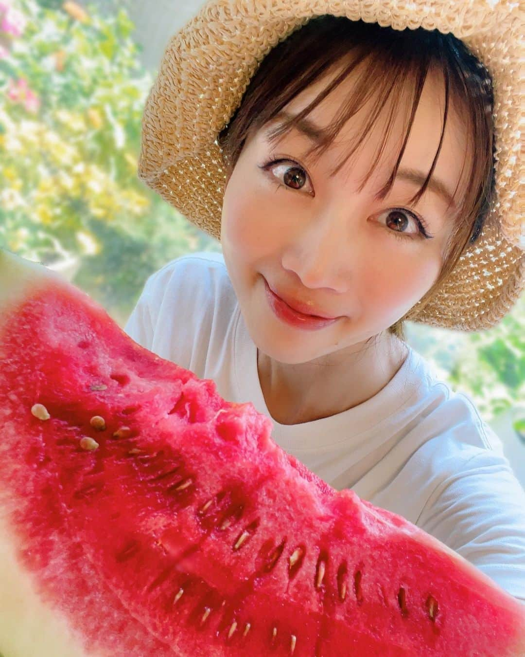 大寺かおりのインスタグラム：「🍉❤️ おうちでプールしてたら ご近所さんがスイカを持ってきてくれた😍 (急いでパッと撮ったら思いの外ドアップ…🤦‍♀️)  ナツ感じるぅ☀️  普段果物をあまり食べない息子も 珍しくむしゃむしゃ食べてました👦 美味しかったー☺️  #プール #スイカ #夏」