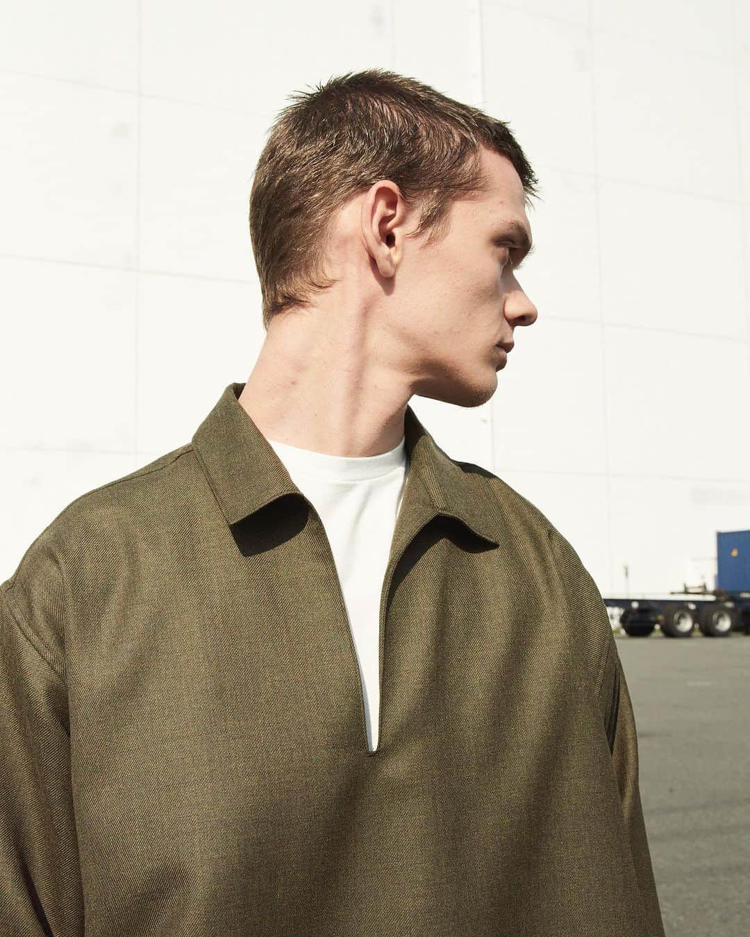 のインスタグラム：「. marka 23FW LOOK  2/48 WOOL SOFT SERGE SKIPPER SHIRT price ¥26,400(tax in) col. KHAKI delivery: AUGUST  #marka @markaware_marka_official @markaware_marka_shop  Photograpy : @keita.goto Stylist : @yoshiaki__komaysu Hair : @hirokazu_endoo Model : @valentinbouman @mika」