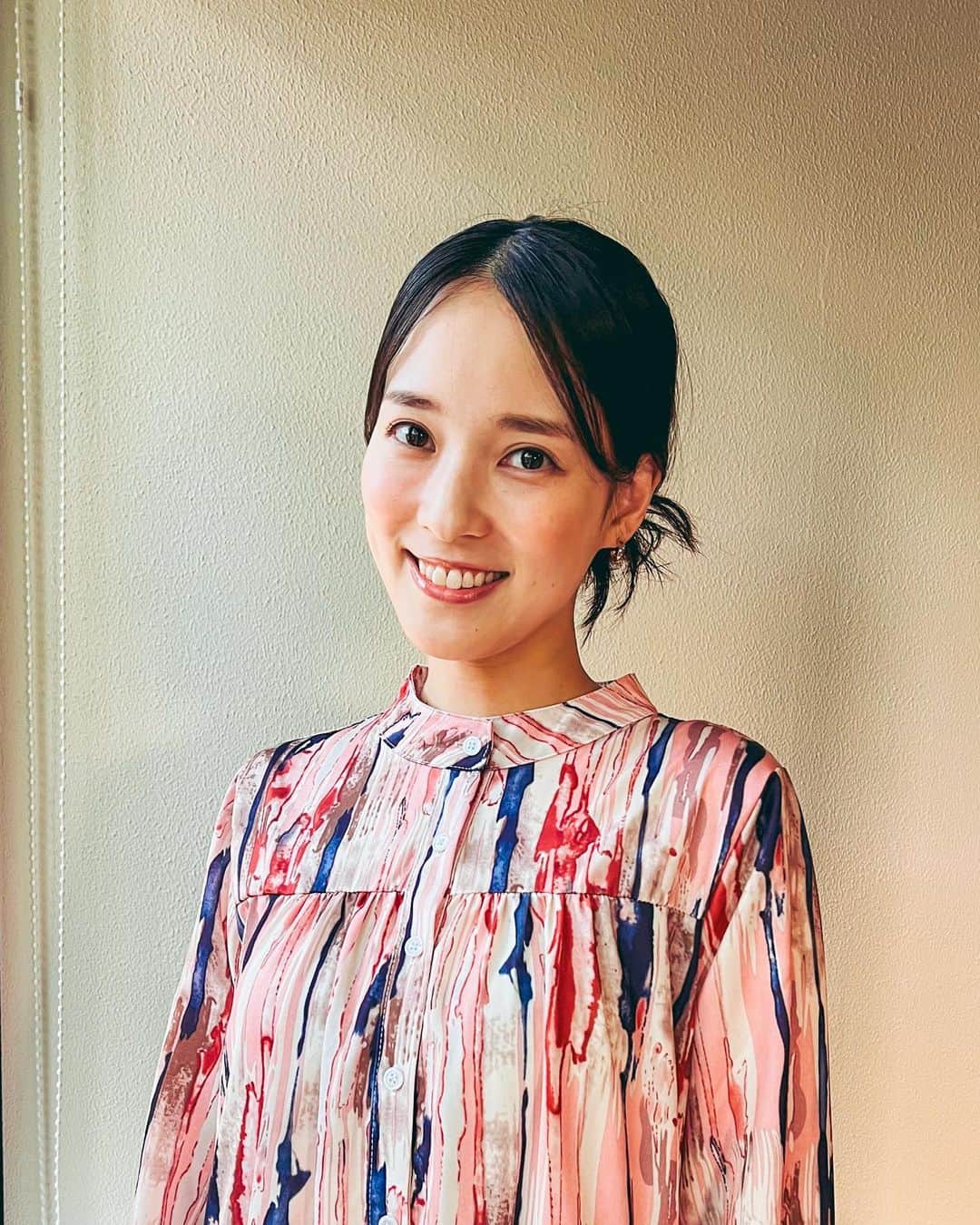 奈津子のインスタグラム：「広告の撮影で　@hoshi_na さんに施していただいた　#y2k ヘアメイク💄実際に十代の頃にこの毛先ぴょんぴょんアップヘアしていたのでリバイバル嬉しい✨  ピンクのドレスも素敵でした👗  #家電 #家電好き #家電女優 #奈津子 #撮影　#衣装　#ヘアメイク #アップヘア  #y2k #y2kfashion #y2kstyle #kpop」