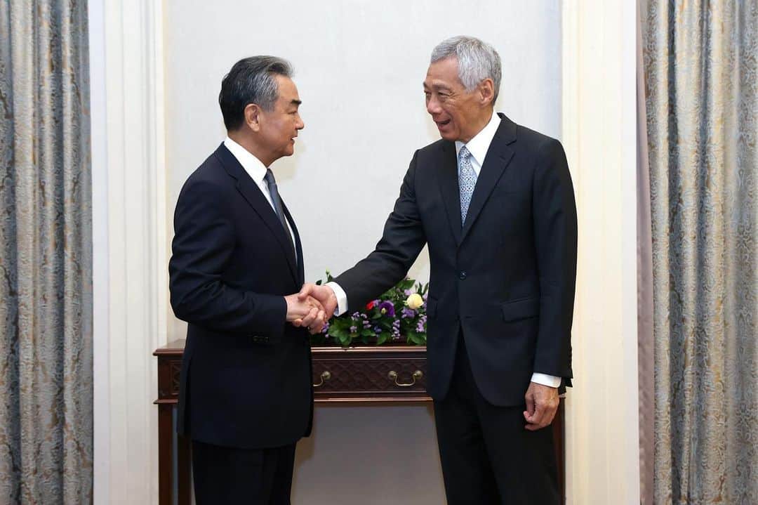 リー・シェンロンのインスタグラム：「Pleased to meet Director of the Office of the Central Commission for Foreign Affairs and PRC Foreign Minister Wang Yi today. We last met in Beijing in March 2023.   Singapore has a longstanding and multifaceted relationship with China. The upgrade of our relations to an “All Round High-Quality Future-Oriented Partnership” reflects the vision that we have for our bilateral ties going forward. I am confident that our collaboration will continue to progress and benefit our two countries and the region. – LHL   (MCI Photo by Betty Chua)」
