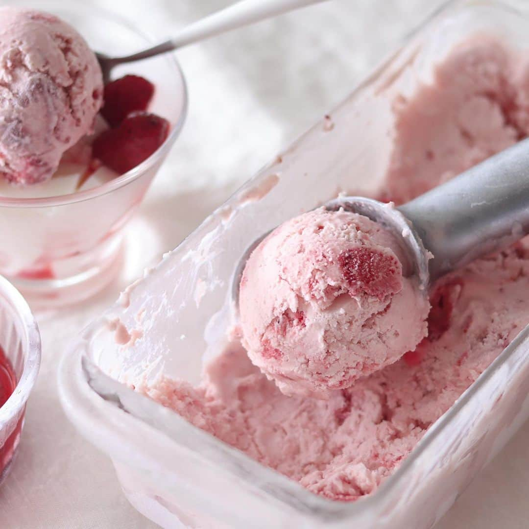 HidaMari Cookingさんのインスタグラム写真 - (HidaMari CookingInstagram)「strawberry icecream parfait🍓  いちごアイスのパフェ🍨 生クリームといちご…最高の組み合わせ😍 美味しくて毎日食べてます🤣 あっさり寒天ゼリーとザクザククランブルを添えて🫶  パフェってパーフェクトが由来らしい🤓 確かに完璧だ👌笑  #homemade #easy #recipe #tutorial #icecream #foodstyling #foodporn #food #foodphotography #foodpics #foodgasm #tasty #dessert #inspiration  #おうちカフェ #お菓子作り #パフェ #アイス #手作りお菓子 #parfait #sweets #homecafe #homemakecake #instacake #instafood #cakestagram #cakelover #foodie #hidamaricooking」8月11日 20時02分 - hidamaricooking