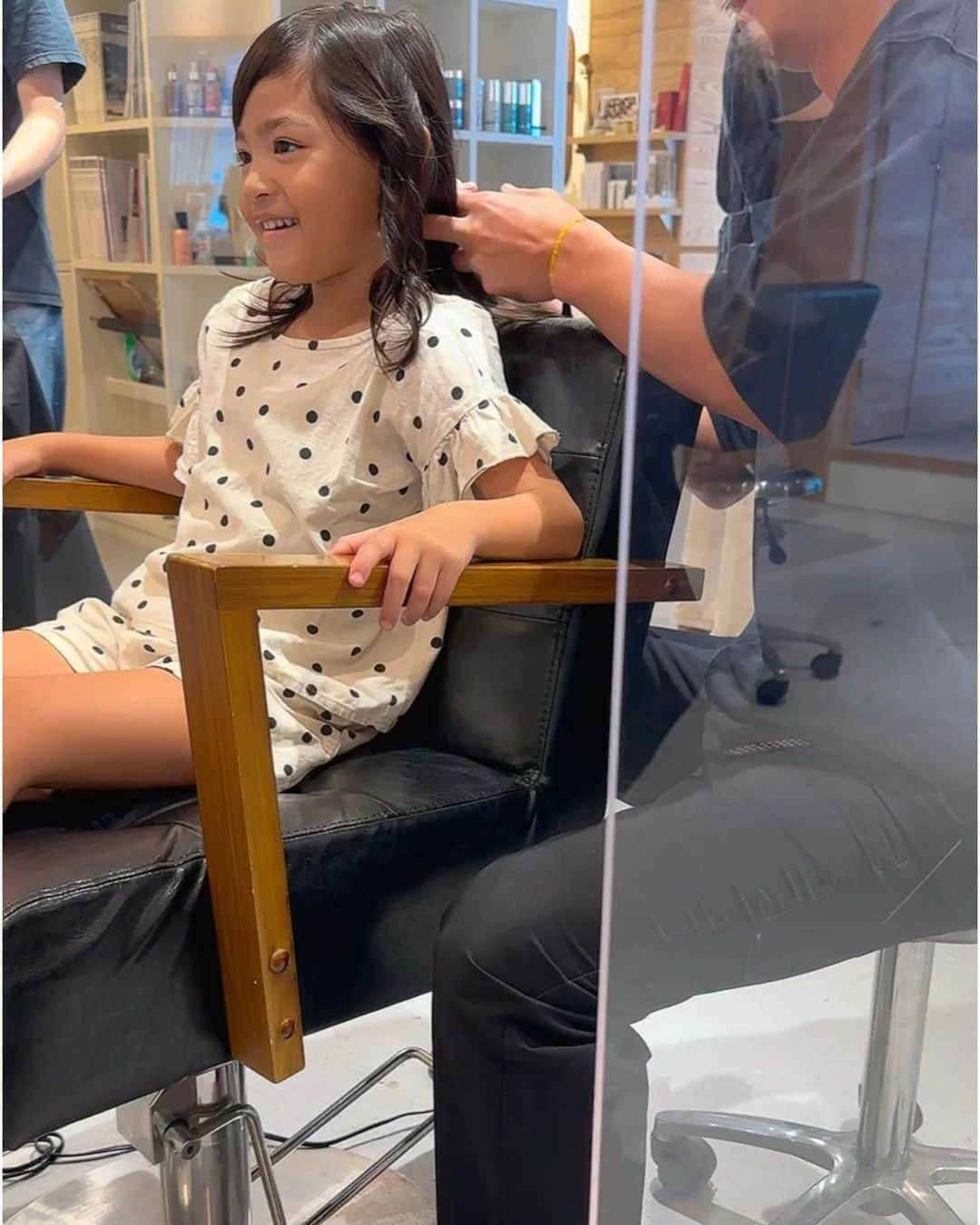 黒宮ニイナさんのインスタグラム写真 - (黒宮ニイナInstagram)「久しぶりの美容院💇‍♀️ 夏休みも重なり、なかなか行けるタイミングがなく気がつけば2ヶ月が経ってしまい髪は結べるくらいの伸びて紫外線でカラーが落ちて酷い状態😣 カラーもいい感じで耳下ボブに戻ってスッキリ✨ 娘も一緒に前髪カットして仕上げに巻いてもらってご機嫌さん💕 日曜日は娘のダンスの発表会💃せっかくなので私の母にも来てもらい、野球お休みの男子チームも揃って応援に行くよ☺️ 楽しみ🩷🩷🩷  #大人ボブ #ボブヘア #ミニボブ #ショートボブ #ママヘア #ヘアアレンジ #ヘアケア #ヘアスタイル #ママ #2児ママ #男の子ママ #女の子ママ #ピラティスインストラクター #bobhair #hairstyle #mama #2kidsmom #mamahair #mamalife #mamafashion #mamastlye」8月11日 20時02分 - niina_pilates0827