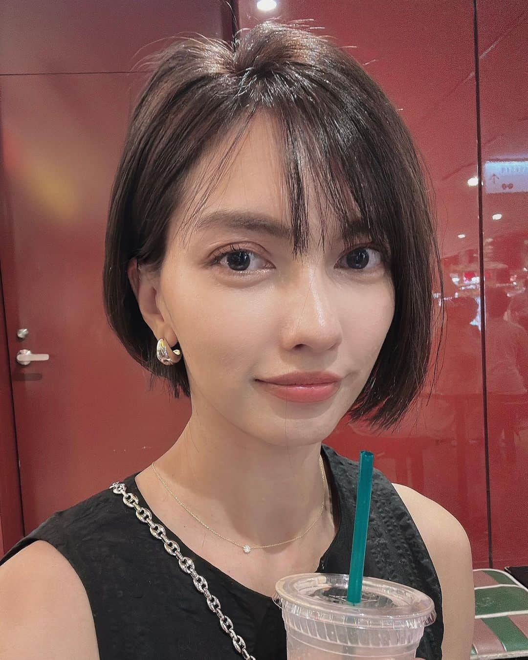 黒宮ニイナのインスタグラム：「久しぶりの美容院💇‍♀️ 夏休みも重なり、なかなか行けるタイミングがなく気がつけば2ヶ月が経ってしまい髪は結べるくらいの伸びて紫外線でカラーが落ちて酷い状態😣 カラーもいい感じで耳下ボブに戻ってスッキリ✨ 娘も一緒に前髪カットして仕上げに巻いてもらってご機嫌さん💕 日曜日は娘のダンスの発表会💃せっかくなので私の母にも来てもらい、野球お休みの男子チームも揃って応援に行くよ☺️ 楽しみ🩷🩷🩷  #大人ボブ #ボブヘア #ミニボブ #ショートボブ #ママヘア #ヘアアレンジ #ヘアケア #ヘアスタイル #ママ #2児ママ #男の子ママ #女の子ママ #ピラティスインストラクター #bobhair #hairstyle #mama #2kidsmom #mamahair #mamalife #mamafashion #mamastlye」