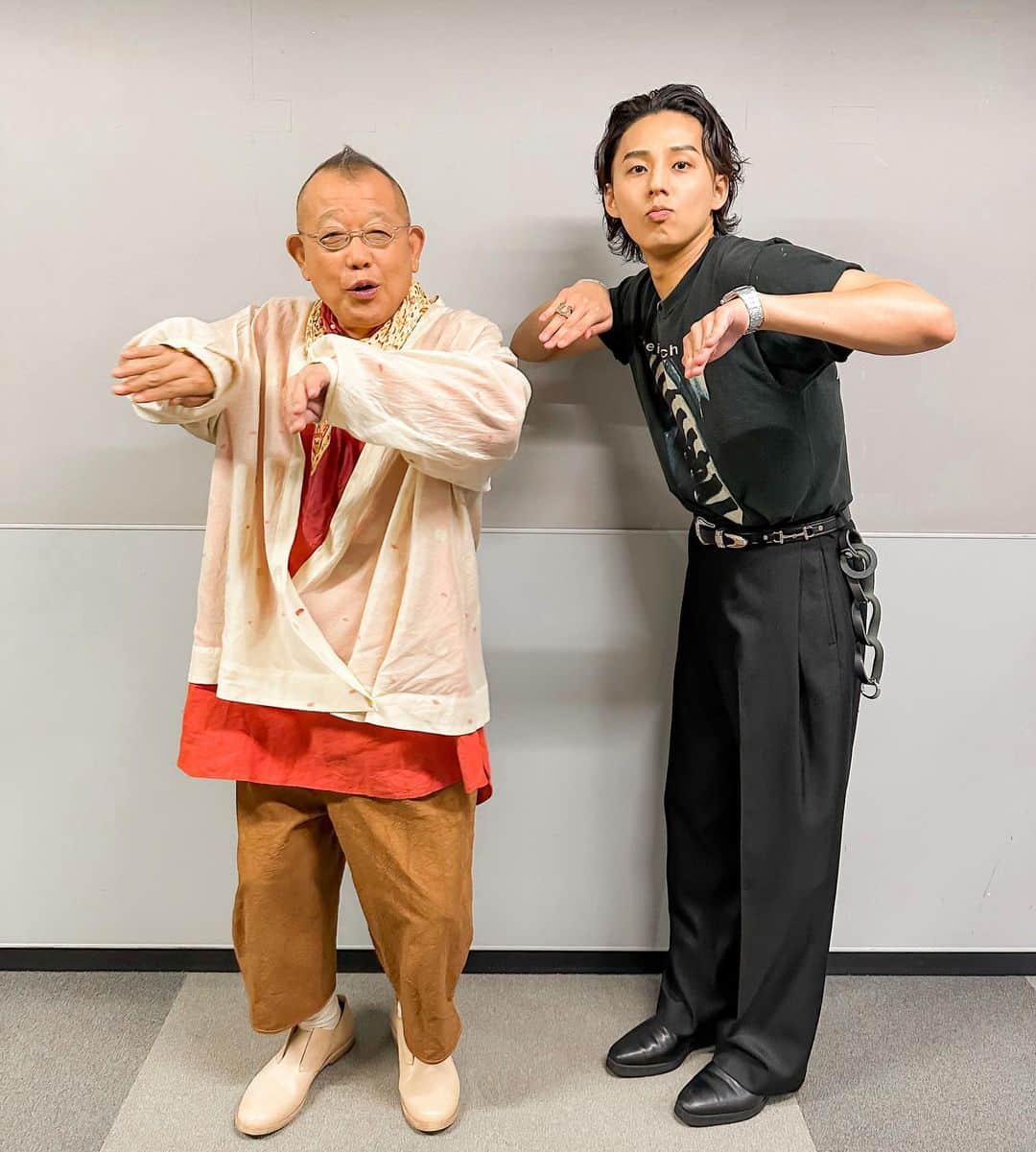 TBS「A-Studio」さんのインスタグラム写真 - (TBS「A-Studio」Instagram)「. スタッフ🤳 「テーマは 夏 でお願いします！」  鶴瓶さんは冷麺🥢 藤ヶ谷さんは水泳🏊 …からの鶴瓶さんがなにかを覗きはじめ🫣 プールを覗き見！かと思いきや まさかの家を覗いていたようです…🤷🏻‍♀️🌀  #ベーガヤ  ▶︎8/4 放送 藤ヶ谷さん衣装 tee：spike shimokitazawa(vintage) pants：Ayne key chain：20/80  #Aスタプラス #笑福亭鶴瓶 #藤ヶ谷太輔」8月11日 20時02分 - astudio_tbs