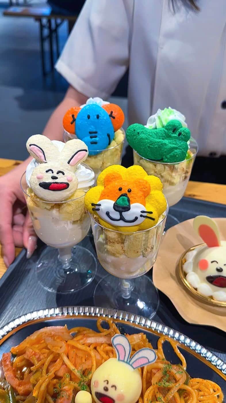 ゆうとグルメのインスタグラム：「🦁横浜で開催中のたべっ子どうぶつLAND🦁 ㅤㅤㅤㅤㅤㅤㅤㅤㅤㅤㅤㅤㅤ 横浜駅から徒歩すぐのところで期間限定開催しているたべっ子どうぶつLAND行ってきた！ ㅤㅤㅤㅤㅤㅤㅤㅤㅤㅤㅤㅤㅤ 一般チケットは 大人:800円  中高生:500円 小学生以下:無料 で当日券もあるけど夏休み期間は売り切れがちだから事前予約しておくのがおすすめ🎫 　　　　　　 施設内はカフェやフォトスポット、グッズ売り場、プロジェクションマッピング、一緒に撮影可能な着ぐるみグリーディングなど盛り沢山で夏の思い出作りにぴったりだと思う！ ㅤㅤㅤㅤㅤㅤㅤㅤㅤㅤㅤㅤㅤ 前回東京でやってたときよりカフェのフードの種類がかなり増えていて、新メニューのうさぎさんのポテトナポリタンが特においしかったです🍝🐇 ㅤㅤㅤㅤㅤㅤㅤㅤㅤㅤㅤㅤㅤ 着ぐるみグリーディングで登場するどうぶつは日替わりでホームページにスケジュール表が書いてあるから推しのどうぶつがいる場合はあからじめチェックしておくといいかも！ ㅤㅤㅤㅤㅤㅤㅤㅤㅤㅤㅤㅤㅤ 登場する着ぐるみと同じどうぶつのカチューシャが付いたチケットがあるのも嬉しいポイント🦁  おすすめ！！  —————————————— ●期間:7月22日(土)〜9月18日(月) ●場所:横浜ASOBUILD ●営業時間:11:00〜20:00 ——————————————  #たべっ子どうぶつ #たべっ子どうぶつland #横浜グルメ #横浜カフェ #横浜ランチ #ギンビス #japan #yokohama   #東京観光 #東京旅行 #東京 #カフェ巡り #カフェ好きな人と繋がりたい #ごはん記録 #おいしい #japantravel #japantrip #instafood #japanesefood」