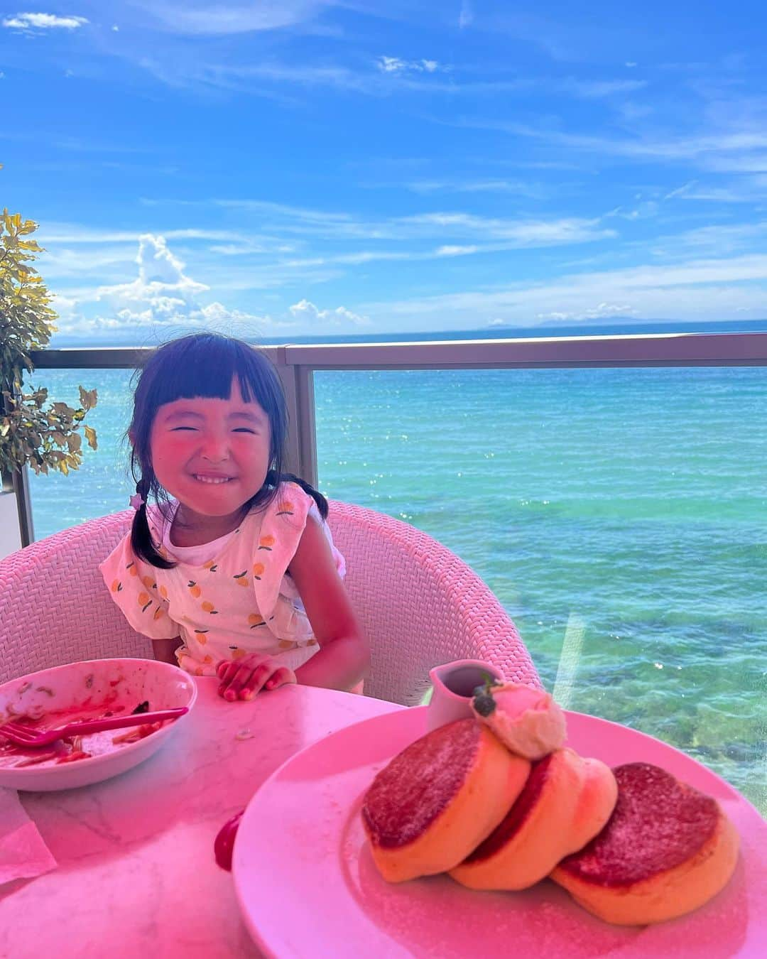 大浦育子さんのインスタグラム写真 - (大浦育子Instagram)「先週は両親が淡路島旅行に連れて行ってくれました😊 ランチの予約は私が担当！ 母が行きたがっていた淡路島の幸せのパンケーキ、2週間前からの予約ですぐアクセスしてもテラス席のみしか空いてなかったけど、扇風機もあり暑くないように工夫がされていて快適でした✨ 店舗は都内にも沢山あるけど、やはりこの絶景を見ながらのロケーションは特別感があってよかったです！ メニューはどれも美味しく、締めのカフェラテまで私好みの味でした❤️ ここはまたリピートしたいな〜 .  #淡路島#淡路島旅行 #幸せのパンケーキ淡路島  #ランチ#テラス席 #家族旅行#兵庫県」8月11日 20時13分 - ikuko_oura