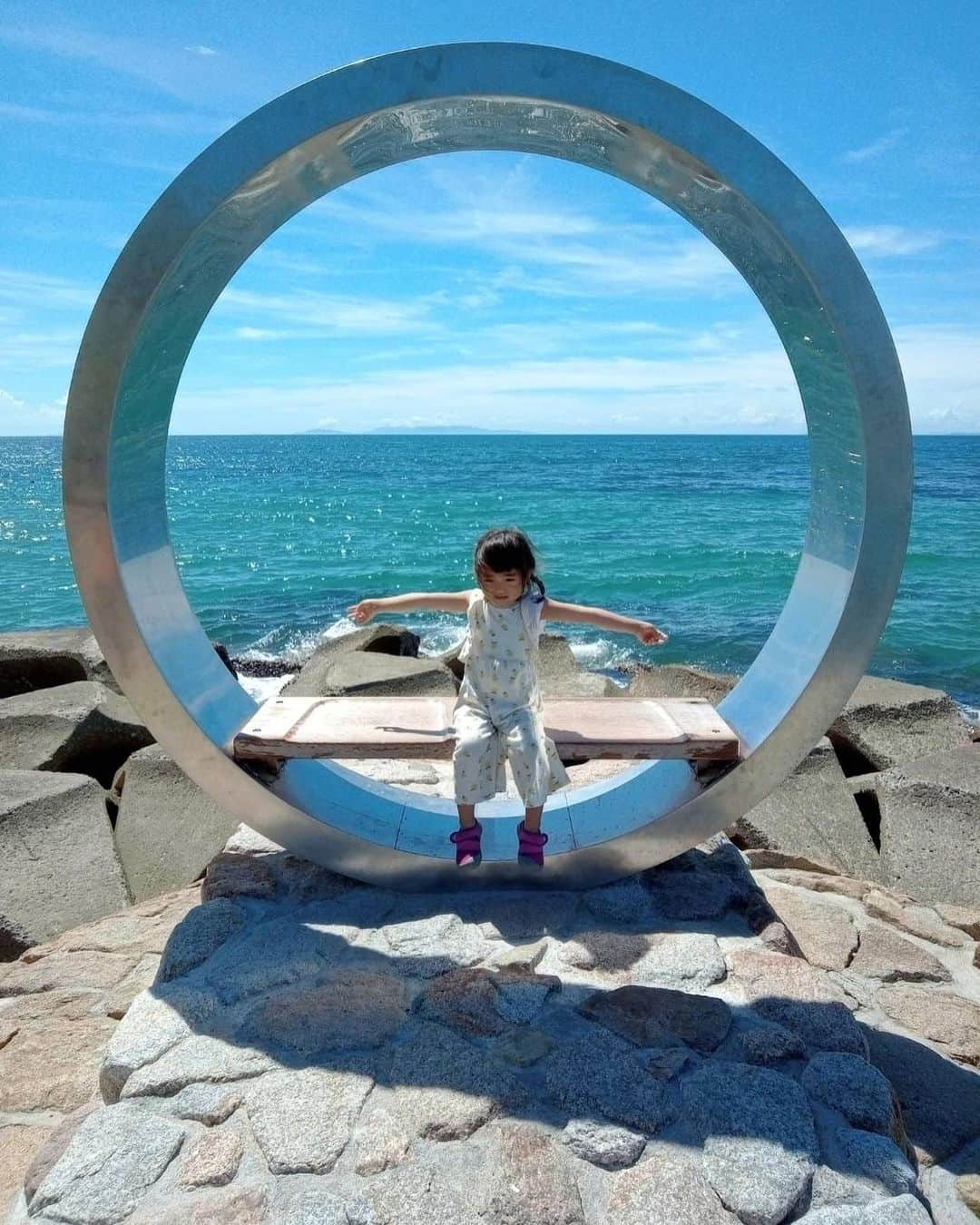 大浦育子さんのインスタグラム写真 - (大浦育子Instagram)「先週は両親が淡路島旅行に連れて行ってくれました😊 ランチの予約は私が担当！ 母が行きたがっていた淡路島の幸せのパンケーキ、2週間前からの予約ですぐアクセスしてもテラス席のみしか空いてなかったけど、扇風機もあり暑くないように工夫がされていて快適でした✨ 店舗は都内にも沢山あるけど、やはりこの絶景を見ながらのロケーションは特別感があってよかったです！ メニューはどれも美味しく、締めのカフェラテまで私好みの味でした❤️ ここはまたリピートしたいな〜 .  #淡路島#淡路島旅行 #幸せのパンケーキ淡路島  #ランチ#テラス席 #家族旅行#兵庫県」8月11日 20時13分 - ikuko_oura