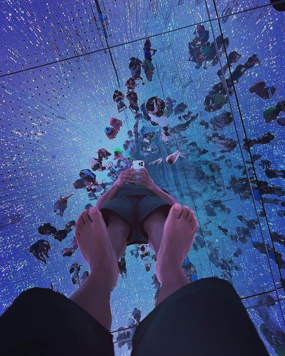 テヴィタ・フィフィタさんのインスタグラム写真 - (テヴィタ・フィフィタInstagram)「About to join #FeetFinder to make some extra 💵😎😂! Went to @teamlab.planets in Tokyo today. Allowing all my senses to engage with the art exhibits. More pics to come.」8月11日 20時05分 - tangaloanjpw