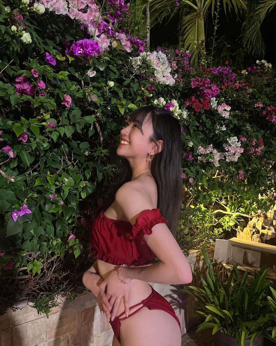 のインスタグラム：「. シャッフルアイランド 4話  今日 22:00~❣️ オフショットたんまりありるから どんどん出してかないとね😂💓  新しい写真も新しい水着もまだまだある🥹 この水着は毎年お世話になってるとこ❣️今年も @andesir_official さんにお世話になってます💓  #シャッフルアイランド」