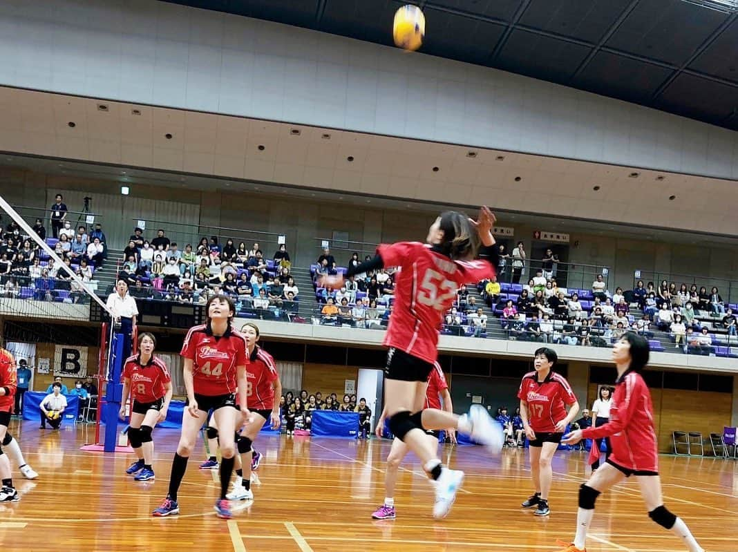 狩野舞子さんのインスタグラム写真 - (狩野舞子Instagram)「・ 宝くじスポーツフェア はつらつママさんバレーボール🏐 in東大阪  午前中のバレーボール教室、午後のドリームマッチととにかく元気な東大阪の皆さん！！！ ずっと笑わせてもらって、私たちも楽しかったです🤣🙏 植田さんのサーブにも笑わせてもらったけど🍉  今回は姉である美雪さんが初参戦！！ レフトからのスパイクは、キレキレでした💪笑  最高気温36℃という猛暑&長いラリーが沢山あった中、よく頑張りました😇 お疲れ様でした💕  次は香川県丸亀市！！ よろしくお願いしまーす🤗 ・ #宝くじスポーツフェア #はつらつママさんバレーボール  #監督 #植田辰哉 #選手 #江上由美 #広瀬美代子 #大谷佐知子 #ヨーコゼッターランド #永富有紀 #坂本清美 #狩野美雪 #宝来麻紀子 #佐野優子 #狩野舞子 #新鍋理沙」8月11日 20時06分 - kanochan715