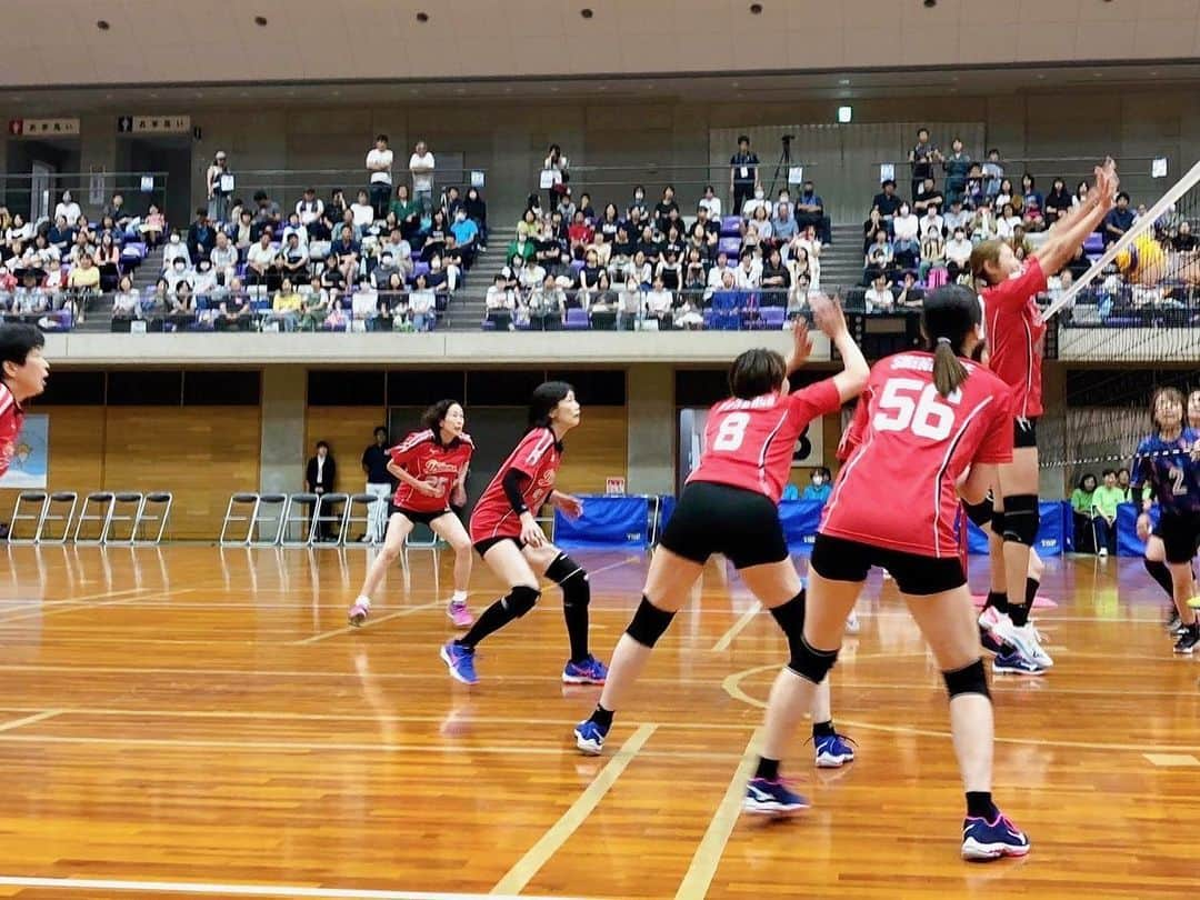 狩野舞子さんのインスタグラム写真 - (狩野舞子Instagram)「・ 宝くじスポーツフェア はつらつママさんバレーボール🏐 in東大阪  午前中のバレーボール教室、午後のドリームマッチととにかく元気な東大阪の皆さん！！！ ずっと笑わせてもらって、私たちも楽しかったです🤣🙏 植田さんのサーブにも笑わせてもらったけど🍉  今回は姉である美雪さんが初参戦！！ レフトからのスパイクは、キレキレでした💪笑  最高気温36℃という猛暑&長いラリーが沢山あった中、よく頑張りました😇 お疲れ様でした💕  次は香川県丸亀市！！ よろしくお願いしまーす🤗 ・ #宝くじスポーツフェア #はつらつママさんバレーボール  #監督 #植田辰哉 #選手 #江上由美 #広瀬美代子 #大谷佐知子 #ヨーコゼッターランド #永富有紀 #坂本清美 #狩野美雪 #宝来麻紀子 #佐野優子 #狩野舞子 #新鍋理沙」8月11日 20時06分 - kanochan715