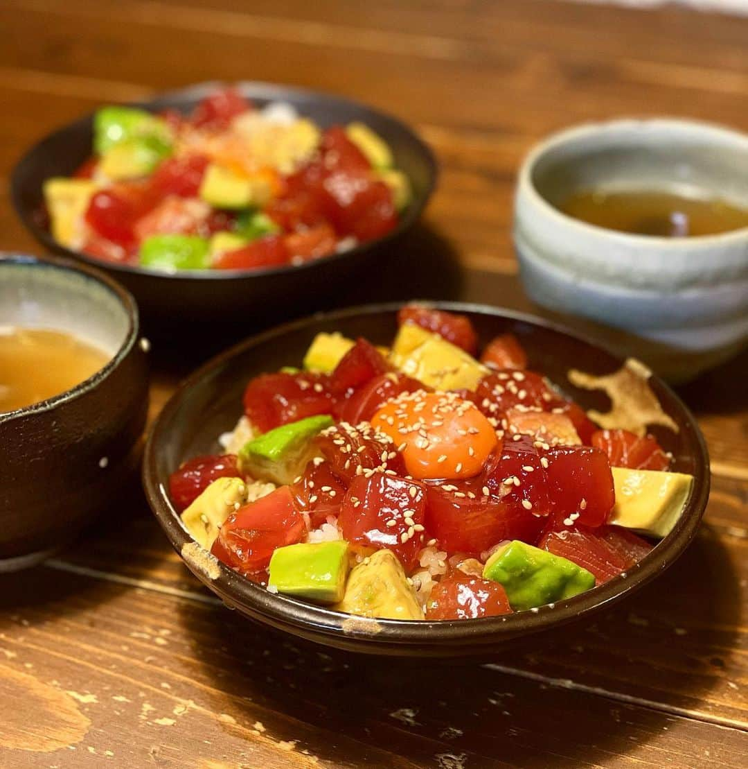 仲谷亜希子のインスタグラム：「今夜はポケ丼🐟年末にオアフ旅行を予定しているんだけど、マウイの惨状は本当胸が痛む。復興は長い道のりだけど頑張って欲しい😢 #おうちごはん #さんにんごはん #家族ごはん #献立 #手作りごはん #夜ごはん #晩ごはん #おうちごはんLover #クッキンググラム #家庭料理 #料理写真 #夕飯 #丁寧な暮らし #豊かな食卓 #foodstyling #手料理 #暮らしを楽しむ #iegohan #cooking #cookingram #pokebowl」