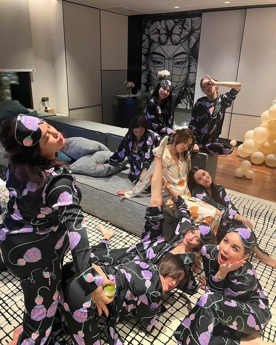 マギー・ラースリー・バーレンシエガーのインスタグラム：「ใช่ค่ะ! เกือบฟาดหน้าเจ้าสาวแล้วค่ะ😅」