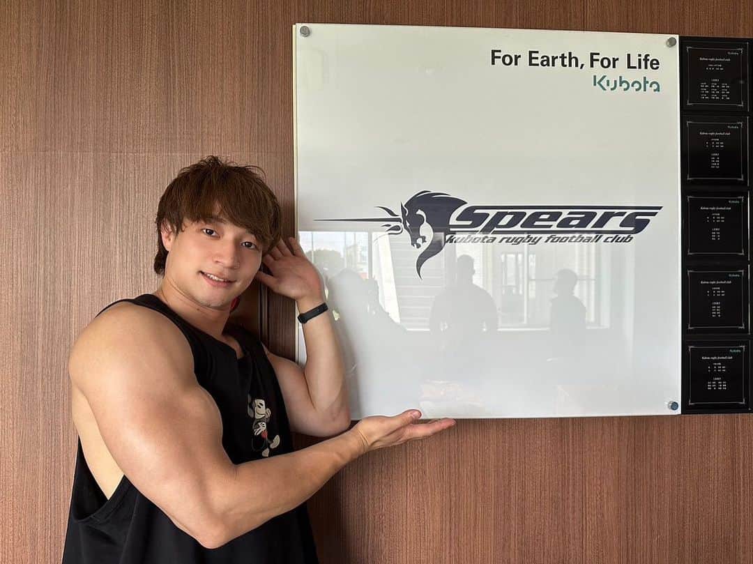 のインスタグラム：「先日、トレーニングマガジンの取材で筋肉交流をしてきました。  NTTジャパンラグビーリーグワン2022-2023プレーオフトーナメントを優勝された【クボタスピアーズ】にお邪魔してきました。  ラグビー界のトップ選手と練習、練習環境、メンタル作りの話を直接させていただきました。 ジャンルは違えど、スポーツ大好き、筋肉大好き人間が4人も揃ったら大盛り上がり。 褒めていただけると恐縮しちゃうけれど、ありがたく受け取ることにしています。  そんな対談の前には練習交流も。 大柄な人の運動能力が発揮されてるところって堪らなくいいんですよ… 凄さを通り越して感動します。 この力はどこから発揮されてるのかな。潜在的な能力かな。日々の練習かな。練習は筋力かな。神経かな。メンタルはどうコントロールしてるのかな。と、聞きたいことが溢れてしまいました。  パーソナルトレーナーの飯野さんも、今のラグビー界を生き抜くには、力が強いとか体重が重いとかだけではなくて、走り、飛び、考える能力も必要とおっしゃっていて納得。 今回の取材では、トップラガーマンの瞬発力とジャンプ力を目の当たりにして腰を抜かしそうになりました。 トレーニングマガジンに掲載予定のラグビー✖️プロレスの異種筋肉交流会の記事を超お楽しみに。  自分が知らない世界を目の当たりにできる豊かさを感じました。 ひとつ知れるだけで脳の中のドアの鍵がカチャカチャと開く音がしました。 そのドアを開けられるかどうかは頑張り次第！楽しみ。  #ddtpro #上野勇希」