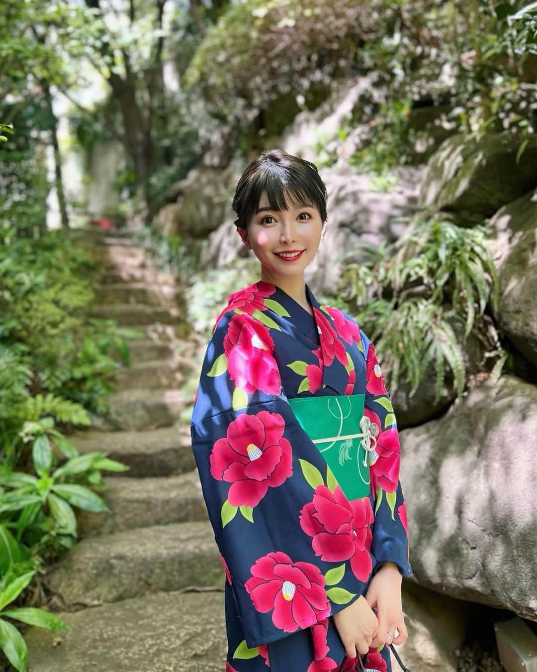 三好ユウさんのインスタグラム写真 - (三好ユウInstagram)「数年ぶりの浴衣👘 I wore a yukata for the first time in a while. ⁡ 着物と違い浴衣はなかなか登場の機会がなく… 着られてよかった😊  慣れた方に選んで貰うと自分では手に取らないタイプを 勧めて頂いたり柄も似ていたりで参考になります😊  私は強めのコントラストと大柄が良い、との事でメモ。 髪色によっても変わるみたい。 ⁡  阿佐ヶ谷のお祭り、皆でシュールな手作りバルーン眺めて とても楽しかったです🪅  ⁡  #浴衣#浴衣コーデ #浴衣でお出かけ #お散歩#お祭り#タビジョ#アラフォーコーデ#和服女子 #asagaya #yukata #japantravel #gf_japan #japan#japanesegirl #粉我#좋아요환영#좋아요그램#데일」8月11日 20時22分 - yuu_5240