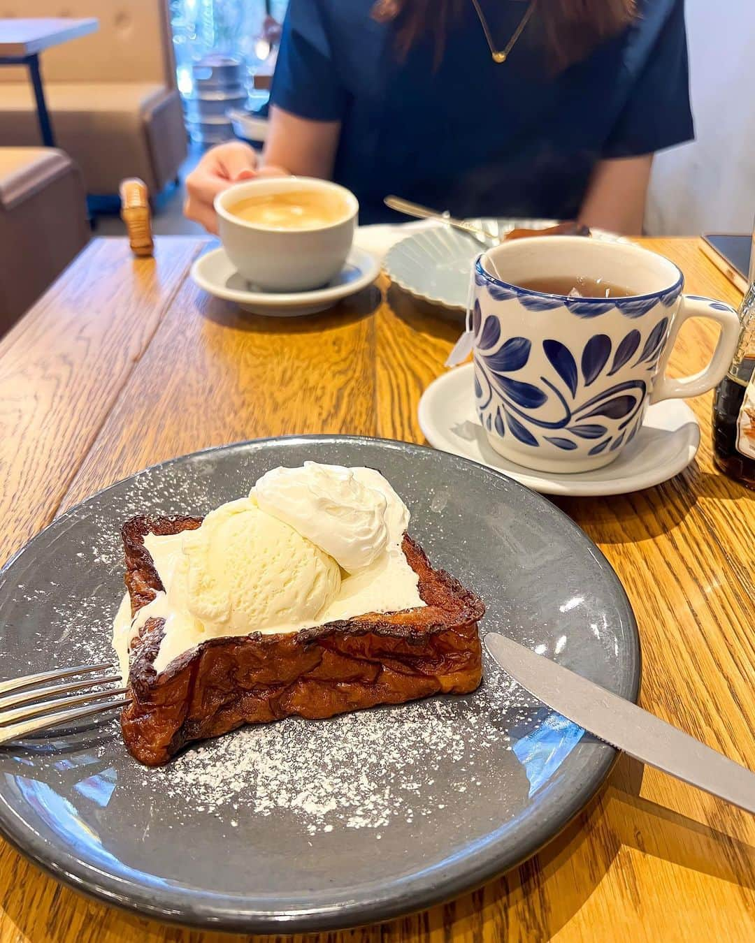 みゆこのインスタグラム：「誘惑に負けて😋🍨🍞 フレンチトーストー✨ ⁡ #フレンチトースト#カフェスイーツ#スイーツ#パンが好き#カフェ#白Tシャツ#Tシャツコーデ#アイスクリーム#🍨#espressodworks」