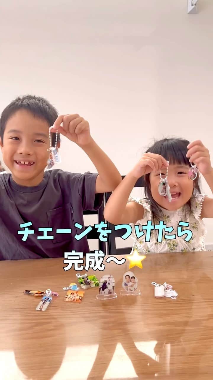 makikoのインスタグラム：「❤︎ 見て見て〜💖 アクリルキーホルダーいっぱい作った‼️🥰  前に大きめのアクリルスタンド作ったんやけど、 今回は配ったりできるようにキーホルダーをメインで作ったよ⭐️  パパスにあげたら喜びそう🥰 じーじばーばにもプレゼントしよ🤭🩷  これ、好きな写真で作ったら絶対子どもも喜ぶ✨✨👦🏻 アプリで簡単に作れるよー📱✨ @acry.jp   #ACRY #アクリー #アクリルプレート #敬老の日プレゼント  #アクリルキーホルダー #PR」