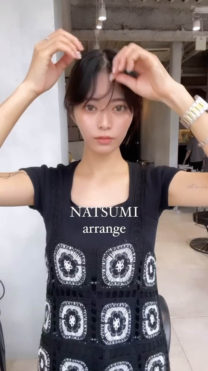 NATSUMI/渋谷店のインスタグラム：「ねじねじアレンジ☺️💞 1本でねじるとぴょこぴょこ髪が 出てしまう方必見！  一本でつくるよりも二本を合わせたほうが しっかりまとまります✨  お試しあれ！ ちなみにロープ編みは 「ねじる方向と〝逆に〟毛束をねじりながら」 するとしっかりロープ編みになります👍  質問やリクエストがあればコメントまで🌻  #簡単ヘアアレンジ #アレンジ #ヘアアレンジ #ロープ編み #編み下ろし #渋谷美容室 #グラデーションカラー #カシスピンク #カシスカラー」