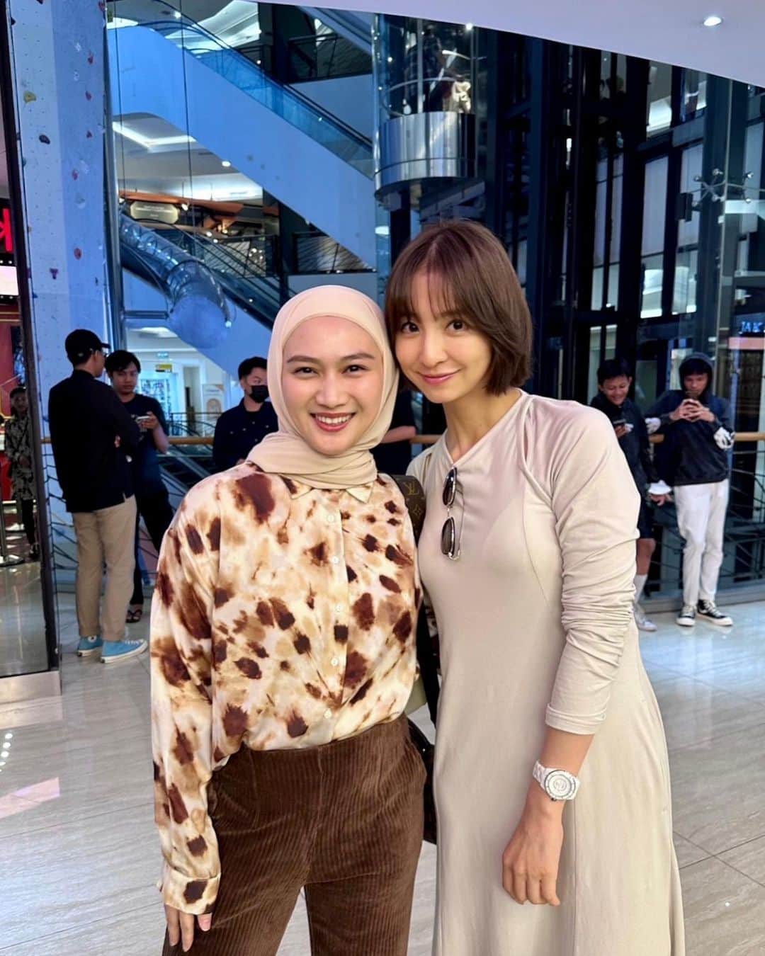 メロディー・ヌランダニ・ラクサニのインスタグラム：「Ue kara Mariko 🤩 上からマリコ  Terima kasih sudah datang, Mariko-san ✨ Terima kasih sudah bantu, Haruka-chan ✨」