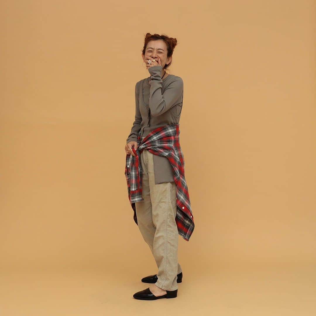 BEAMS JAPANさんのインスタグラム写真 - (BEAMS JAPANInstagram)「BEAMS JAPAN ORIGINAL COLLECTION 2023 AUTUMN & WINTER 1st delivery 8.12（Sta）RELEASE ！  “Made in JAPAN”に拘ったオリジナルウェアを 3名の〈BEAMS JAPAN〉スタッフが私服を加えて、 秋冬コレクションの新作でスタイリング。  日々のワードローブに加えたくなるような、 着る人の毎日に寄り添ったデザインのアイテムをご用意。 大胆かつ繊細なディテールはどれも必見です。  〈BEAMS JAPAN〉でしか手にできない一着をぜひ。 ＿＿＿＿＿＿＿＿＿＿＿＿＿＿＿＿  ※現在公式オンラインショップで販売中、 またはご予約を承っている商品はタグ付けをご覧ください。 タグ付けのない商品は、販売・ご予約を開始しましたら、 随時タグを追加します。 ※〈BEAMS JAPAN〉以外の着用アイテムは私物の為、 お問い合わせはご遠慮ください。 ＿＿＿＿＿＿＿＿＿＿＿＿＿＿＿＿  @beams_official @beams_japan @beams_japan_shibuya @beams_japan_kyoto #beams #beamsjapan #ビームス #ビームスジャパン」8月11日 20時20分 - beams_japan