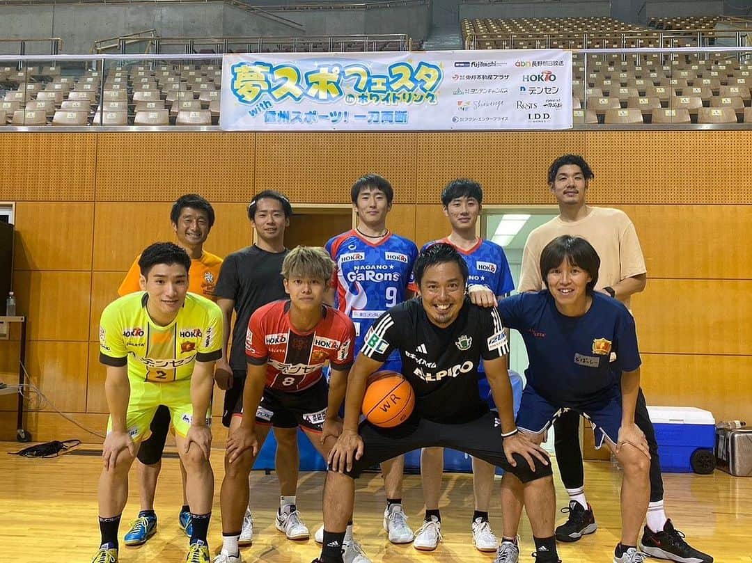 山本憲吾のインスタグラム：「夢スポフェスタwith信州スポーツ、一刀両断のイベントに参加してきました‼️ 信州スポーツチームから選手やOBが何人か来られていて、バレーボール、サッカー、バスケを小学生が体験していました‼️ 子供達の多くが、初めてバレーボールをするということで何をしようか考えていましたが、子供達の楽しそうな姿や笑顔が見られて安心しました！ 長野ガロンズ @naganogarons から2人の選手が来てくれて助かりました🙇‍♂️🙇‍♂️  信州スポーツが盛り上がれるように私も頑張りたいと思います‼️  #山本憲吾  #vc長野トライデンツ  #夢スポフェスタ  #ホワイトリンク  #長野市  #バレーボール  #サッカー #フットサル  #バスケットボール  #信州スポーツ」