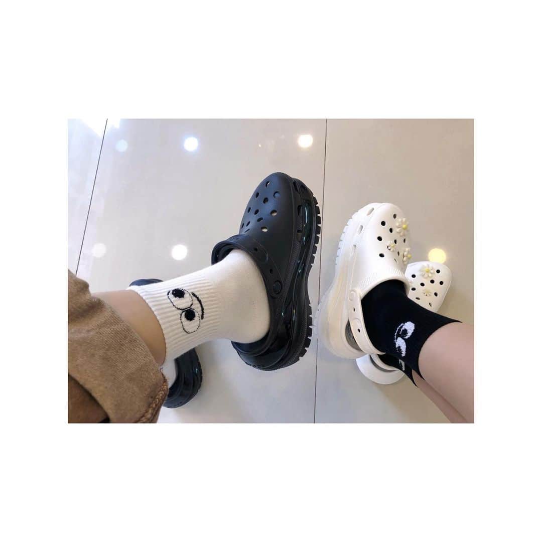 roseannaさんのインスタグラム写真 - (roseannaInstagram)「最近的小碎片 🧩 1) 亂拍的outfit  2) 我和朋友的姐妹洞洞鞋 @crocs 和可愛襪子  3) 澳門的 @seikeecafe 豬扒包值得一試 4) 澳門的特色小店 5) 我和女兒的洞洞鞋」8月11日 20時30分 - oyiilaw