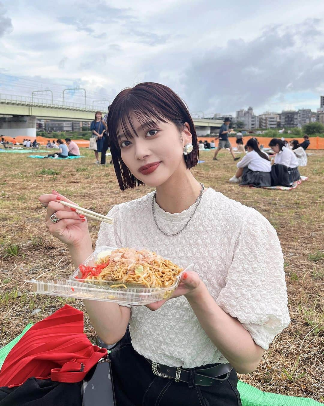 奥田紗都のインスタグラム：「.  屋台の焼きそばってなんでこんなに美味しいの〜🍻 ⁡ ⁡ ⁡ 何年かぶりかに花火大会に行ってきました🎆 ⁡ 久々に見た花火は本当にキレイで普通に感動しました、、、（笑） ⁡ ⁡ ⁡ もえコサン誘ってくれてありがとう☺️❤️ ⁡ ⁡ ⁡ ⁡ ⁡ ⁡ ⁡  ⁡ #休日の過ごし方 #休日コーデ #ボブ #切りっぱなしボブ #ぱっつんボブ #屋台グルメ #登戸花火大会 #花火大会 #夏祭りコーデ #夏祭り」