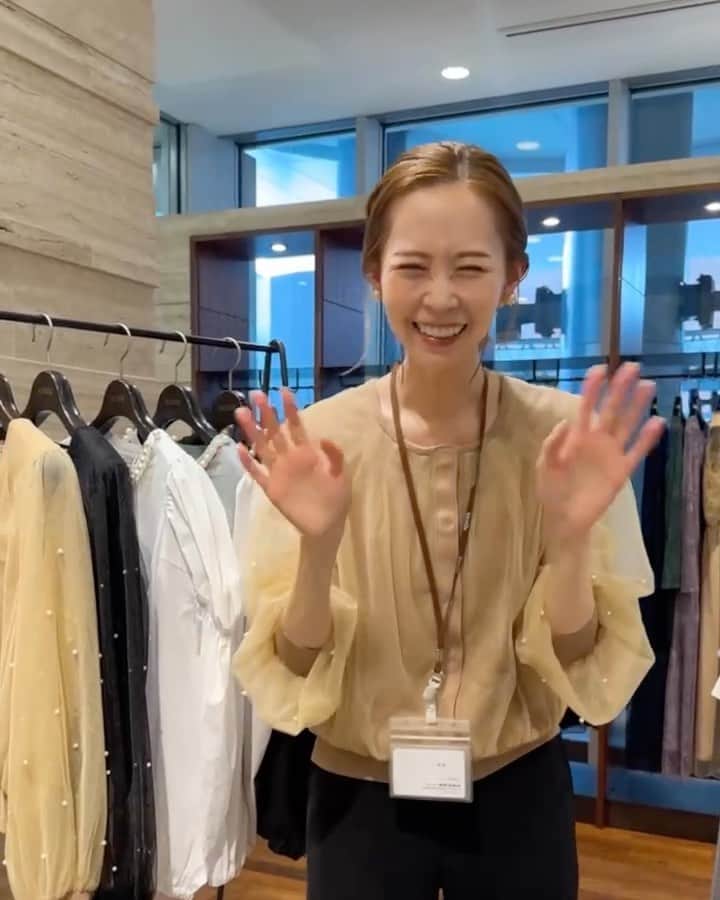 はれこのインスタグラム：「【ありがとうございました🤍】  URBAN RESEARCH渋谷ヒカリエ店へのご来店ありがとうございましたᐢ- ̫-ᐢ₎🌻  日差しが照りつける暑い中、わざわざ足を運んでくださり、感謝の気持ちでいっぱいです。 告知が直近だったことや、お盆ということもあり、誰も来なかったらどうしようと今日まで不安でいっぱいでした。  KBF時代から見てくださっているお客様の多さに驚いたり、 IENAやJOURNAL STANDARDのお洋服を着てくださっていたお客様も多くて、 『もしかしてこのお洋服って、、』みたいな場面も多かったです🥹  開始から1時間にお客様が集中してしまい、ゆっくりとお喋り・お見送りが出来ずすみません。 後半はお客様がいらっしゃらないタイミングもあったので、今後は空いていそうな時間を予想して、あらかじめお伝え出来れば良いなと思いました。  予定があって来れないと伝えてくださったお客様も多かったので、またいつか、皆様にお会い出来る機会が作れたらなと思っています！  会いに来てくださったお客様、ほんの少しでも良い1日だったな〜と思ってもらえていたら嬉しいです☺️🤍  hareko×TORRAZZO DONNA×ROSSOのコラボアイテムを手に取ってくださったお客様、たくさんお出かけに連れて行ってもらえたらと思います！  本当に本当にありがとうございましたᐢ- ̫-ᐢ₎🩵  #urbanresearch  #アーバンリサーチ  #urbanresearchrosso  #はれこ渋谷なう」