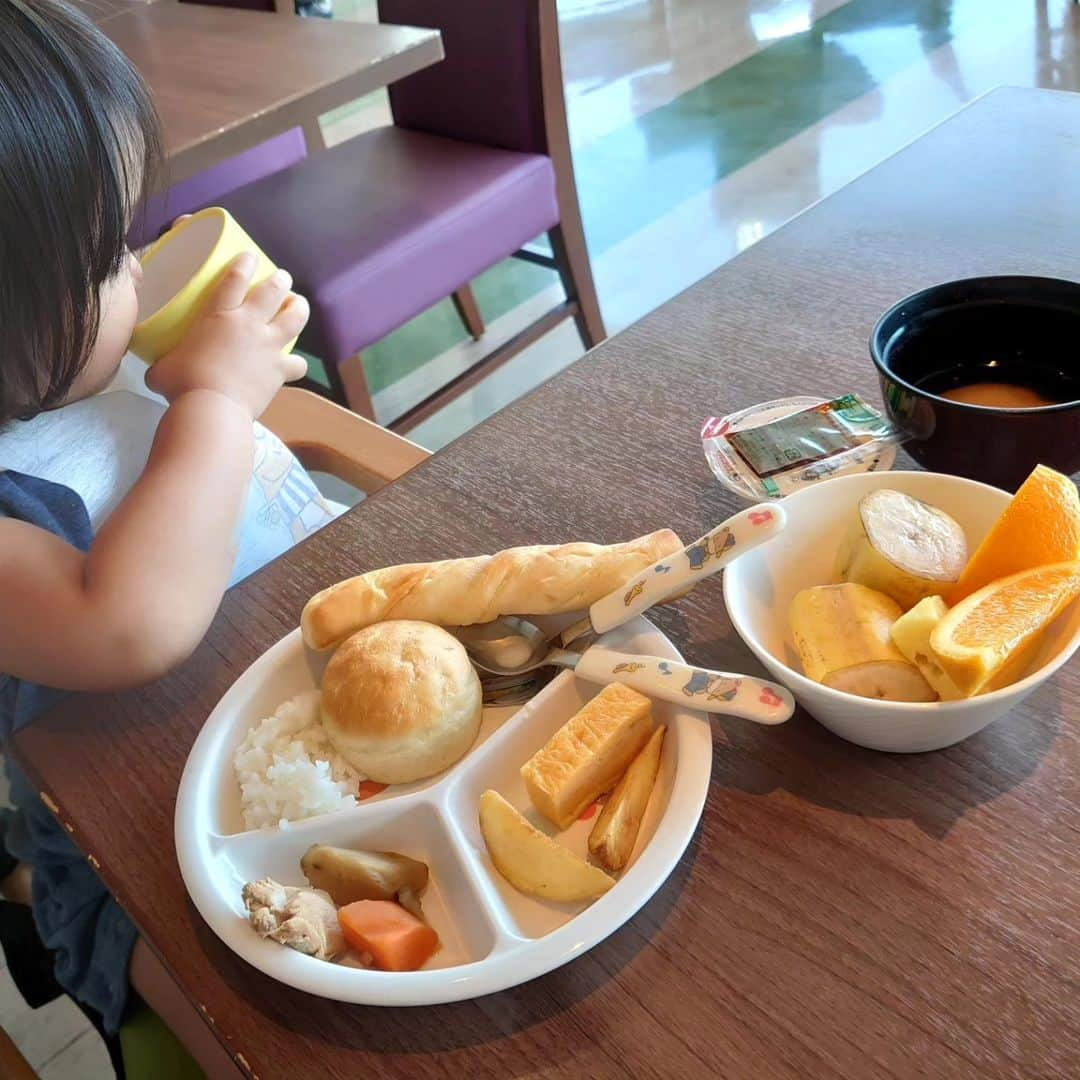 矢田部ゆかさんのインスタグラム写真 - (矢田部ゆかInstagram)「プレミアムフロアの特典☀ 朝食は最上階でアメリカンブレックファースト🍽️ パンおかわり可、子どもの牛乳くれる🥛 ただうちのお嬢がたまたま7月は偏食期で😂取り分けられるものは少なめ。  3Fのビュッフェも行ったけど… 子連れはビュッフェかな〜🤔 果物豊富だし（5種）良かった❤  朝食の後は外の芝生をお散歩したり。 夜は東京ドームシティのアトラクションに乗ったり🌃 娘の身長83cmでもコーヒーカップとメリーゴーランドは乗れました☕🎠  #東京ドームホテル #東京ドームシティ」8月11日 20時24分 - yucaparis93