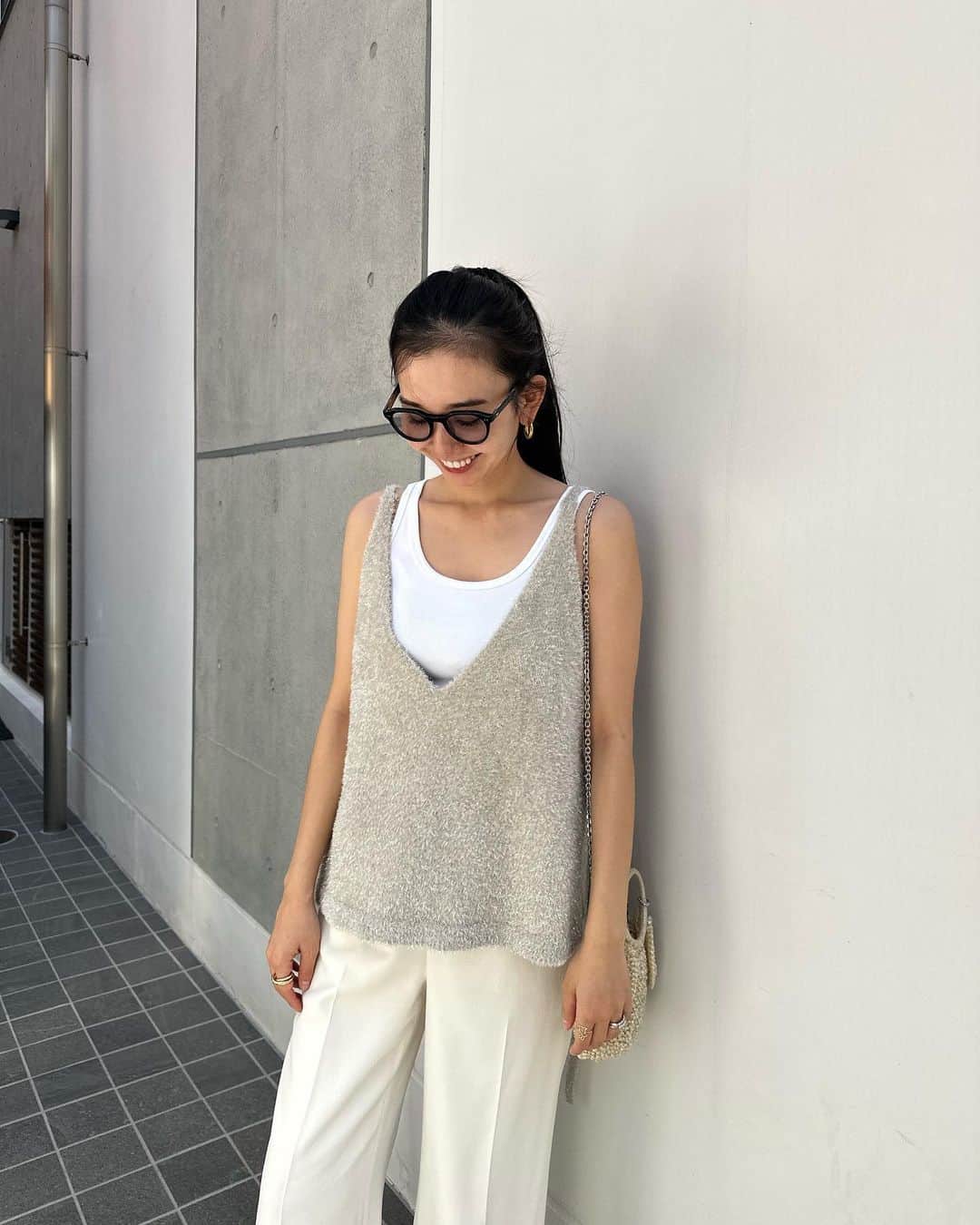 鈴木詩織のインスタグラム：「ラメラメニット✨  キャミタイプだからオールシーズン着れそうな予感🤔 パパが買ってくれたOOFOSのサンダルが歩きやす過ぎて最近は毎日これ🖤  髪が長すぎるよね、、、そろそろ美容院行こう🐶😂  ⁡  #shiorin_styling#oofos#plst#j1ubylabelleetude#naturalbeautybasic」