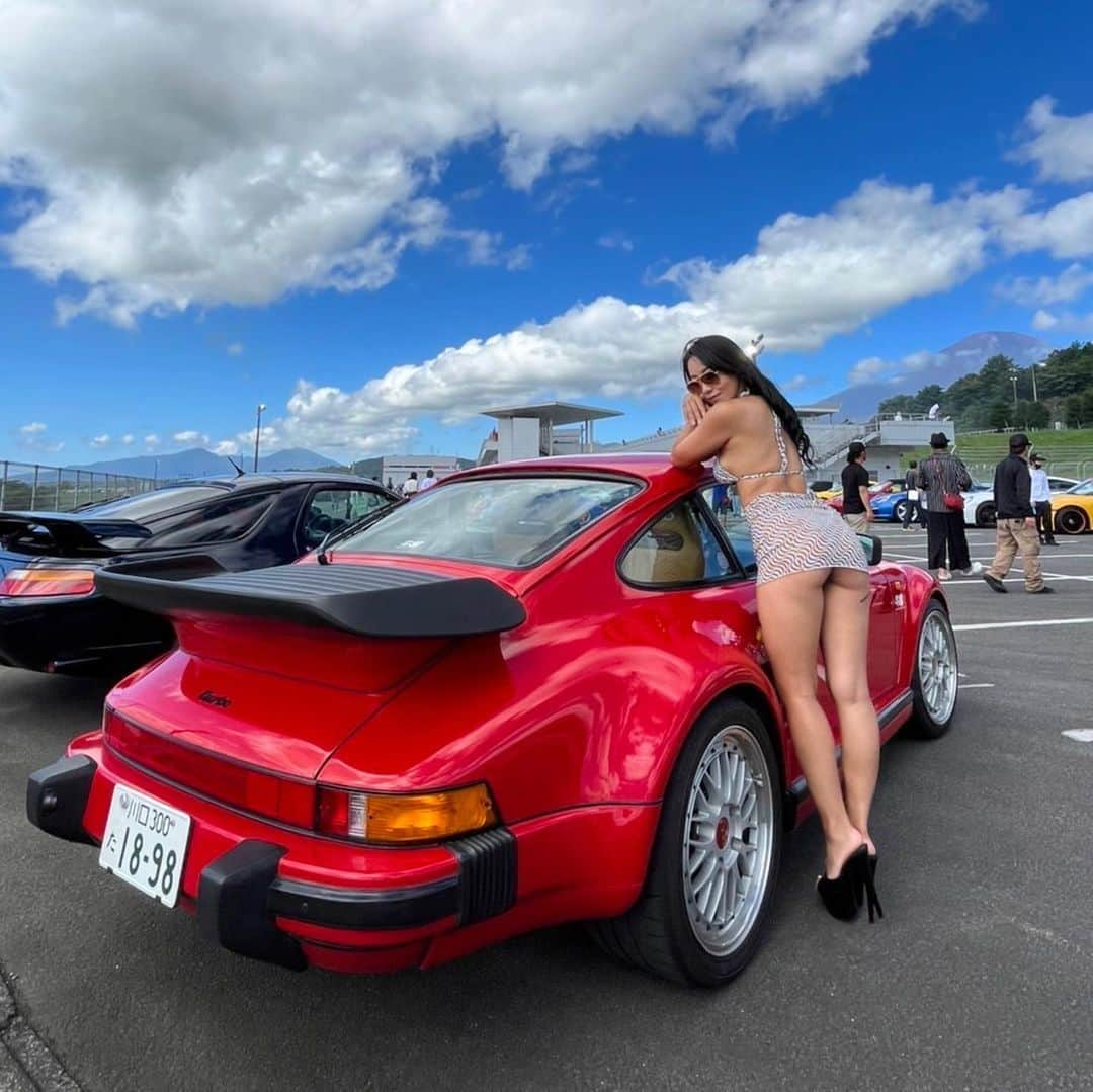 長谷川史歩理さんのインスタグラム写真 - (長谷川史歩理Instagram)「⁡ RWB Porsche × pandora  ラジコンも人気でめちゃくちゃ 楽しかった🩵 ⁡ 自分の車がラジコンにできるって なかなか素敵よね ドリフトするのに集中してた笑  ⁡ ブースに来てくれた皆さま ありがとうございました🙇‍♂️✨  ⁡ @factory_mui   @fuelfest_japan_ “RWB”×@pandora.rc.japan  ⁡ #fuelfest #fuelfestjapan #fuelfestjapan2023  #rauhweltbegriff #rwb #rwb993 #rauhwelt #porsche #porsche993 #porsche #rccar #modelcar #rcbody #rcbodyshell #pandorarc #carmodel」8月11日 20時24分 - shihori_hasegawa888