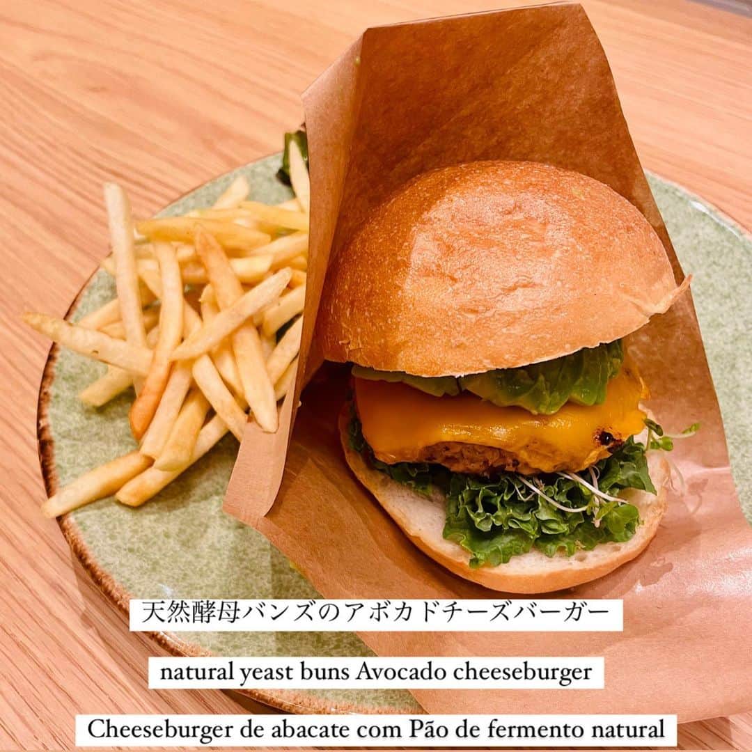 湊ジュリアナさんのインスタグラム写真 - (湊ジュリアナInstagram)「@cosmekitchen_adaptation ヒカリエで@naturalist_tomomi さんとランチしに行って来ました。今年の1月にオープンして、有機、特別栽培、自然栽培など自然に近い素材を使って、沢山のバリエーションがあって全部美味しそうだった🤤無農薬な野菜やサラダたっぷりで、お肉もグラスフェッド！ソルトはヒマラヤのクリスタルソルトに拘ってて、ビーガン、グルテンフリー、ローフード、マクロビオテックもあるから誰でも一緒に美味しくご飯を楽しめる場所です🎶また友達や家族と絶対行く場所🥰♥️今回頼んでみた物は写真にアップしてるよ〜🤤どれも笑顔になれるぐらい美味しくて、オリジナルで食べててハッピーな味でした🤤次親と行った時に頼む物もアップしたよ〜(親は日本語が読めないからいつも前もって見てるのー😂笑)  沢山話して、美味しいご飯食べて幸せな時間でした〜ご飯はそうじゃ無いとね☺️✨ プロデュースされた@kaori.t.adaptation さんの素敵なコンセプトのセンス👏 また次行くの楽しみです〜渋谷でランチする時いつもどこ行くか迷ってたけど、もう間違いないね！😆  I went to have lunch at #cosmekitchen adaptation in Hikarie which Opened in January of 2023, they stick to organic, special cultivation, natural cultivation, and other materials that are close to nature. There were many variations and everything looked delicious. Its Vegan, gluten-free, raw food,  macrobiotic and grass fed meat friendly so it's a place where anyone can enjoy delicious food together🎶 I'll definitely go with my friends and family🥰♥️I posted what I ordered this time on the feed.  Everything was so delicious that it made me smile 🤤I took notes of what my parents might like for when I go with them. (My parents can't read Japanese, so I always check in advance 😂 lol) I had a great time with Tomomi talking a lot and eating delicious food ☺️✨Congratulations to   kaori who produced this wonderful sense of concept 👏 I'm looking forward to going again~ 😆  Fui almoçar no #cosmekitchenadaptation no Hikarie shibuya  Inaugurado em janeiro deste ano, eles se atêm ao cultivo orgânico, especial, cultivo natural e outros materiais próximos da natureza.  Tem  muitas variedades de pratos como vegano, sem glúten, raw food, macrobiótica,grass fed.  Com certeza irei com meus amigos e família🥰♥️Postei o que pedi dessa vez no feed. Tava tudo muito gostoso , super original e agora se tornou meu restaura favorito em shibuya. 🤤já até anotei as opções dos pratos que posso  pedir quando  for com meus pais na próxima vez porque eles não lêem japonês e imagino que eles irão gostar kkk  eu sempre verifico antes 😂 eu postei essas opções , quem sabe vocês gostam também !  Parabéns a Kaori san pelo trabalho incrível ✨ sem dúvida ganhou uma cliente ♥️ #コスメキッチンアダプテーション #ヘルシーランチ #ヒカリエ」8月11日 20時27分 - julianaminato