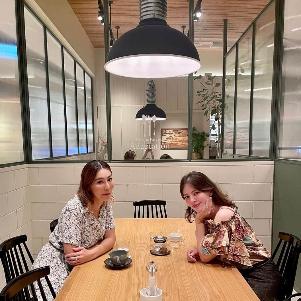 湊ジュリアナさんのインスタグラム写真 - (湊ジュリアナInstagram)「@cosmekitchen_adaptation ヒカリエで@naturalist_tomomi さんとランチしに行って来ました。今年の1月にオープンして、有機、特別栽培、自然栽培など自然に近い素材を使って、沢山のバリエーションがあって全部美味しそうだった🤤無農薬な野菜やサラダたっぷりで、お肉もグラスフェッド！ソルトはヒマラヤのクリスタルソルトに拘ってて、ビーガン、グルテンフリー、ローフード、マクロビオテックもあるから誰でも一緒に美味しくご飯を楽しめる場所です🎶また友達や家族と絶対行く場所🥰♥️今回頼んでみた物は写真にアップしてるよ〜🤤どれも笑顔になれるぐらい美味しくて、オリジナルで食べててハッピーな味でした🤤次親と行った時に頼む物もアップしたよ〜(親は日本語が読めないからいつも前もって見てるのー😂笑)  沢山話して、美味しいご飯食べて幸せな時間でした〜ご飯はそうじゃ無いとね☺️✨ プロデュースされた@kaori.t.adaptation さんの素敵なコンセプトのセンス👏 また次行くの楽しみです〜渋谷でランチする時いつもどこ行くか迷ってたけど、もう間違いないね！😆  I went to have lunch at #cosmekitchen adaptation in Hikarie which Opened in January of 2023, they stick to organic, special cultivation, natural cultivation, and other materials that are close to nature. There were many variations and everything looked delicious. Its Vegan, gluten-free, raw food,  macrobiotic and grass fed meat friendly so it's a place where anyone can enjoy delicious food together🎶 I'll definitely go with my friends and family🥰♥️I posted what I ordered this time on the feed.  Everything was so delicious that it made me smile 🤤I took notes of what my parents might like for when I go with them. (My parents can't read Japanese, so I always check in advance 😂 lol) I had a great time with Tomomi talking a lot and eating delicious food ☺️✨Congratulations to   kaori who produced this wonderful sense of concept 👏 I'm looking forward to going again~ 😆  Fui almoçar no #cosmekitchenadaptation no Hikarie shibuya  Inaugurado em janeiro deste ano, eles se atêm ao cultivo orgânico, especial, cultivo natural e outros materiais próximos da natureza.  Tem  muitas variedades de pratos como vegano, sem glúten, raw food, macrobiótica,grass fed.  Com certeza irei com meus amigos e família🥰♥️Postei o que pedi dessa vez no feed. Tava tudo muito gostoso , super original e agora se tornou meu restaura favorito em shibuya. 🤤já até anotei as opções dos pratos que posso  pedir quando  for com meus pais na próxima vez porque eles não lêem japonês e imagino que eles irão gostar kkk  eu sempre verifico antes 😂 eu postei essas opções , quem sabe vocês gostam também !  Parabéns a Kaori san pelo trabalho incrível ✨ sem dúvida ganhou uma cliente ♥️ #コスメキッチンアダプテーション #ヘルシーランチ #ヒカリエ」8月11日 20時27分 - julianaminato