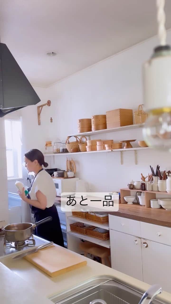 asamiのインスタグラム：「一年中安定した価格で手に入れることができるえのき茸。 なめたけは手作りしましたが、もちろん瓶詰めでも○ お手軽なので、あと一品に困ったら作ってみてください＾＾  ○アボカドなめたけ カットしたアボカドの上になめ茸をのせて刻み海苔をのせる  ○なめたけの卵焼き 卵3つ、なめ茸大さじ2〜3、ネギ適量を混ぜて焼く  ○なめたけ白和え 水切りした豆腐1丁　なめ茸大さじ3〜4 下茹でした三つ葉1束　すりゴマ、全部を混ぜて塩で整える  #キッチン#暮らし#暮らしを楽しむ#おかず#常備菜#作り置き#なめ茸#えのき#ごはんのおとも #素麺#ごはん」