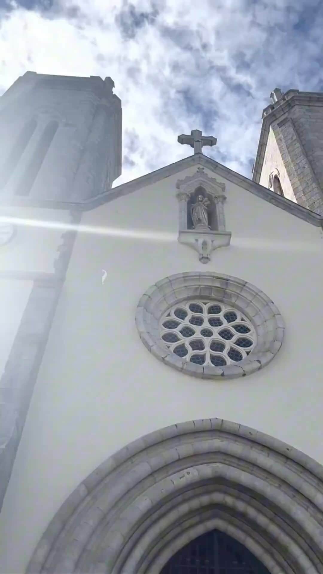 鎌田詩温のインスタグラム：「#🇫🇷 #🇳🇨 #newcaledonia #noumea #cathedral #saintjoseph #church #christian  #reel #reels #memories」