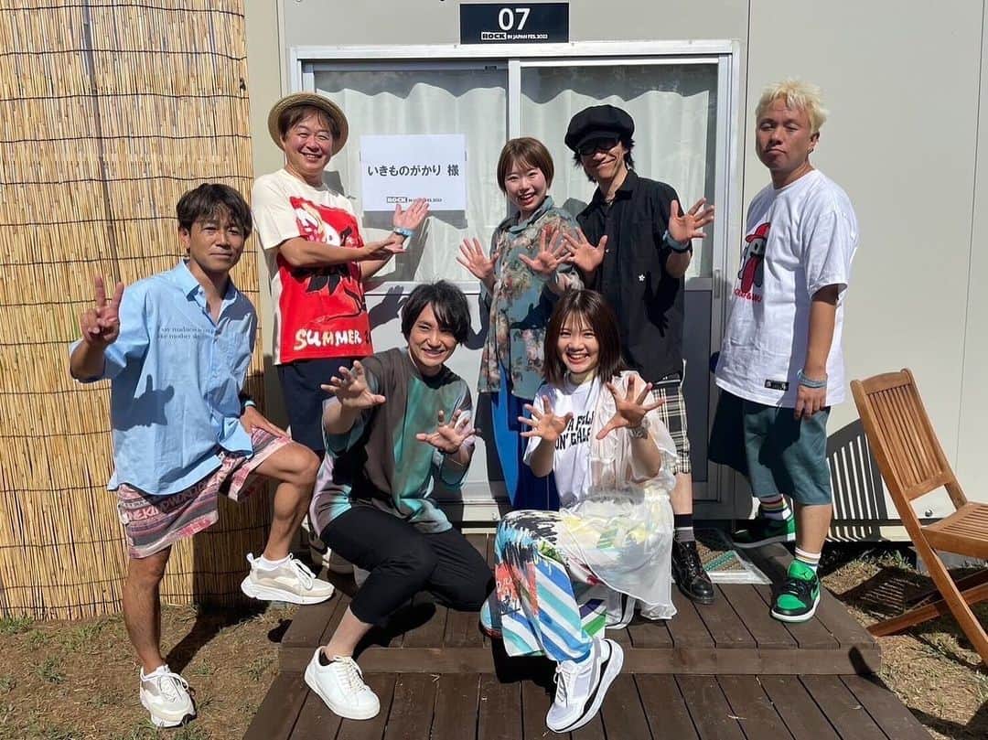 吉岡聖恵のインスタグラム：「「ROCK IN JAPAN FESTIVAL 2023」ありがとうございました😊  めっちゃ晴れた〜🌞🌞🌞🌞🌞  いきものがかりを初めて観た人〜！ って聞いたら、めちゃくちゃ手が上がりました✨✨  嬉しい出会いだね🍉✨  フェス名物丸ごとメロンクリームソーダ、うまぁ🍈😋  #いきものがかり  #rijf2023」