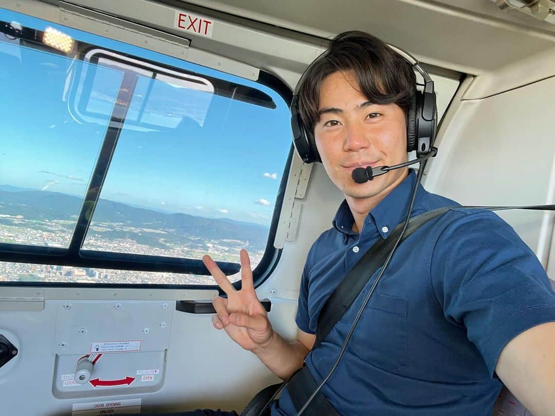 のインスタグラム：「今日はよんチャンTV内で名神高速の渋滞の様子をリポートしました！  上空からのリポートということで、人生初のヘリコプター🚁  小さい頃から高いところにすぐに登ろうとしていたタイプなので乗っているだけでワクワクしていました😂  お盆休みの帰省をされる皆さんはどうぞ安全運転で！✨」