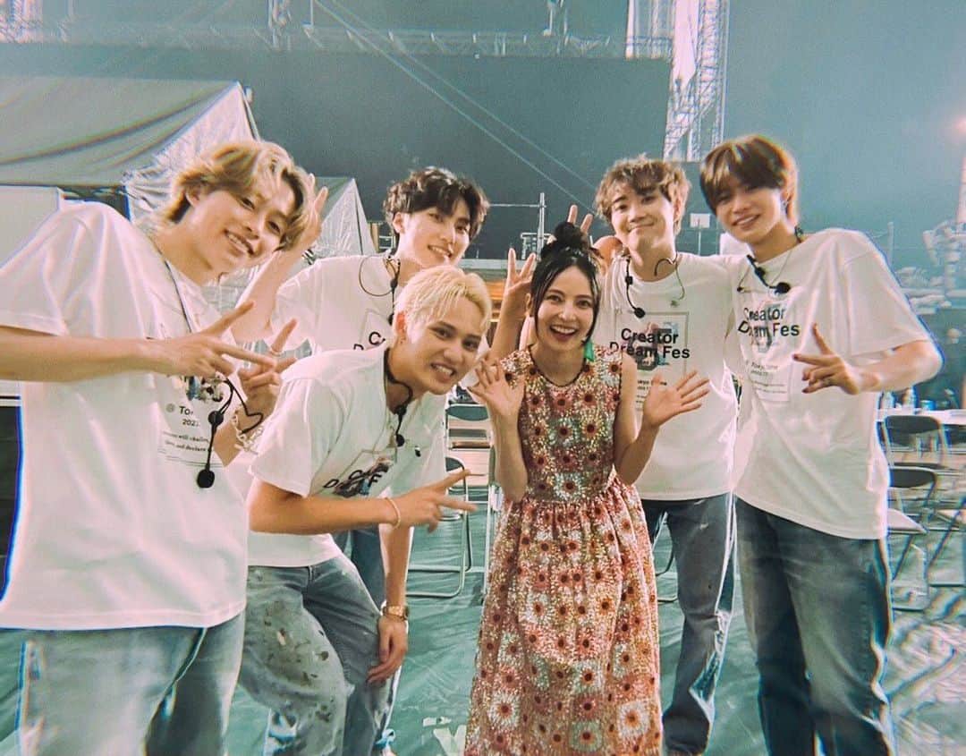 ベッキーのインスタグラム：「東京ドームのイベントCDFで全てのステージが終わった後の、清々しいコムドットさん！ いい顔してる！ 本当にありがとうございました。  つい先ほど、私のYouTubeチャンネル『ベツキイ！！！！』で裏側完全密着を公開したので、ぜひみてください！ 豪華なクリエイターのみなさまにも感謝です！！  こんど、チーズフォンデュしよ〜🧀」