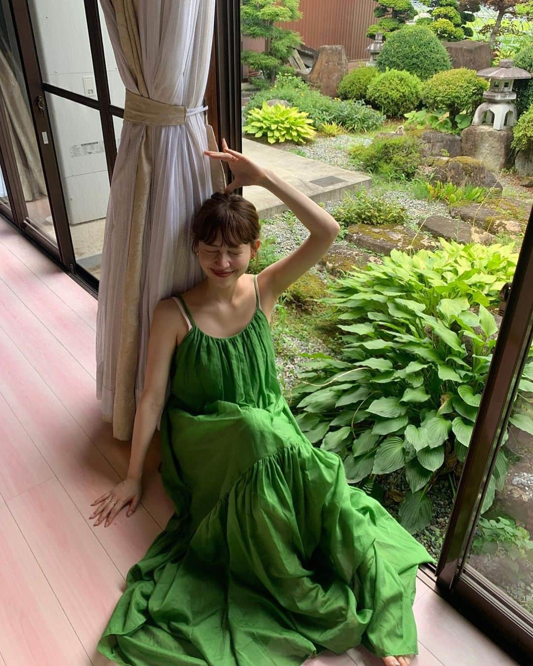 前坂美結さんのインスタグラム写真 - (前坂美結Instagram)「ただいま飛騨高山っ！💚 ((今月2回目))  . いや〜癒される☺️本っっ当〜に癒される☺️  大切な家族時間。　 お天気にも恵まれて飛騨高山を大満喫中〜  . いつもこの時期になると買いに行く #つむぎ果樹園 の桃もたっくさん食べて、 大好きな親友のかおりの家のスイカも食べて、 お母さんが育てた野菜(茄子、ズッキーニ、モロヘイヤ、レタス、きゅうり、バジル、つるむらさき)も食べて、 食べて、食べまくり。。🤭🍑🥦🍉　  . 楽しすぎてまだまだ写真いっぱいあるから 徐々に載せてくね♡   . ストーリーに載せてたくさん質問いただいてた グリーンのワンピースは #EstellaK ( #エステラケー )💚　 飛騨の自然いっぱいの中着たかったの！ 持ってきてよかった💚🫷😙🫸💚  . #お盆 #飛騨高山 #ただいま」8月11日 20時36分 - miyumaesaka