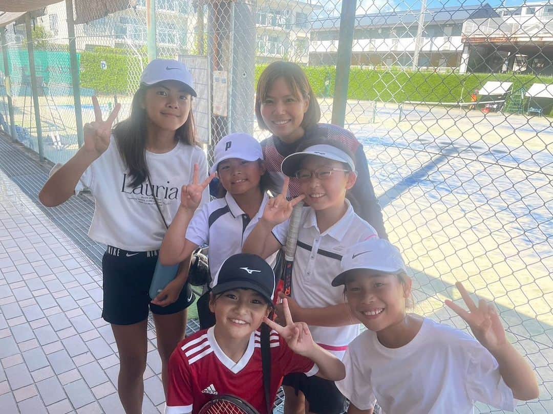 尾崎里紗のインスタグラム：「グリーンボール大会を視察しました🎾 皆んな一球一球一生懸命打っていて、スライスを使ったり、ネットに出ていったり、ドロップを使ったり いろんな発想でプレーしていました。 低年齢でのグリーンボールやオレンジボールでのゲームは大切で内容を重視したこのような機会を増やしていければと思いました。 そしてたくさんの子供達とお話ができ楽しかったです⁡！ ⁡」