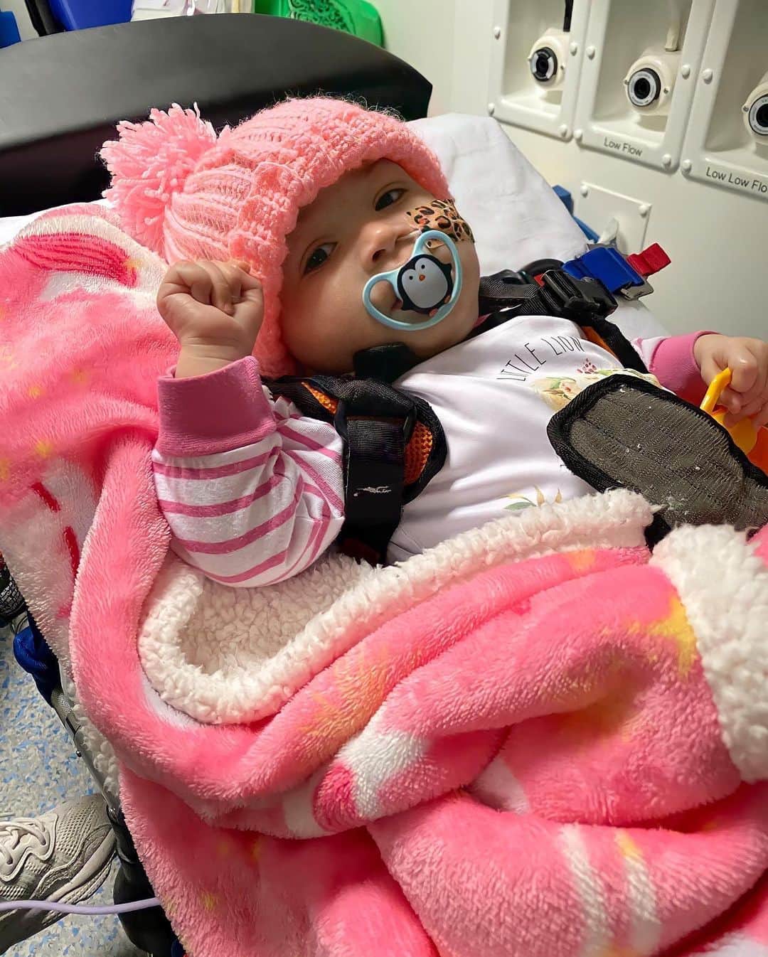 アシュリー・ケインのインスタグラム：「Yesterday was the 3rd birthday of my daughter, my champion and truly my hero, Azaylia.  This picture was taken on her final journey home where she would receive no further treatment to fight her devastating form of AML leaukemia.  The reason I always hold a fist in my pictures, when I am communicating, when I am struggling or when I complete any of these monumental challenges is because this image always stays at the forefront of my mind, when in struggle or when I want to symbolise or display strength.. As it holds a very personal mantra which is very emotionally touching, hard hitting but extremely powerful to me.  Even in the face of the inevitable, Azaylia was courageous, fearless, strong and uplifting to me and everyone else around her.  The reason she is my hero is because I want to be like this for everyone who is now around me.  You are truly the most beautiful, incredible, special, inspirational and life changing person I have ever met and you will have all of my heart for the rest of my life.  I love you, I miss you and I will continue to fight for you.  𝑨𝒛𝒂𝒚𝒍𝒊𝒂 𝑫𝒊𝒂𝒎𝒐𝒏𝒅 𝑪𝒂𝒊𝒏」