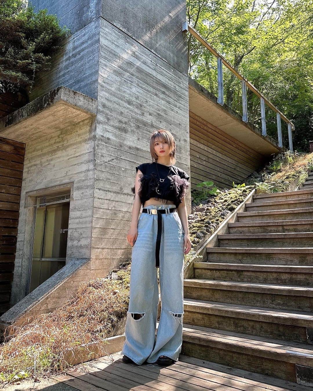 サキのインスタグラム：「夏はもう黒いトップスとデニムがあれば十分。  服はやっぱり春夏より秋冬が好きだなぁ  このデニム前ワイドで男女兼用で着れるんだけど前だけ長くなってて後ろは少し丈が短くなってるからスタイルは盛れるけど歩く時踏まなくて済むという😌 @knuthmarf_official のデニム  森が恋しい」