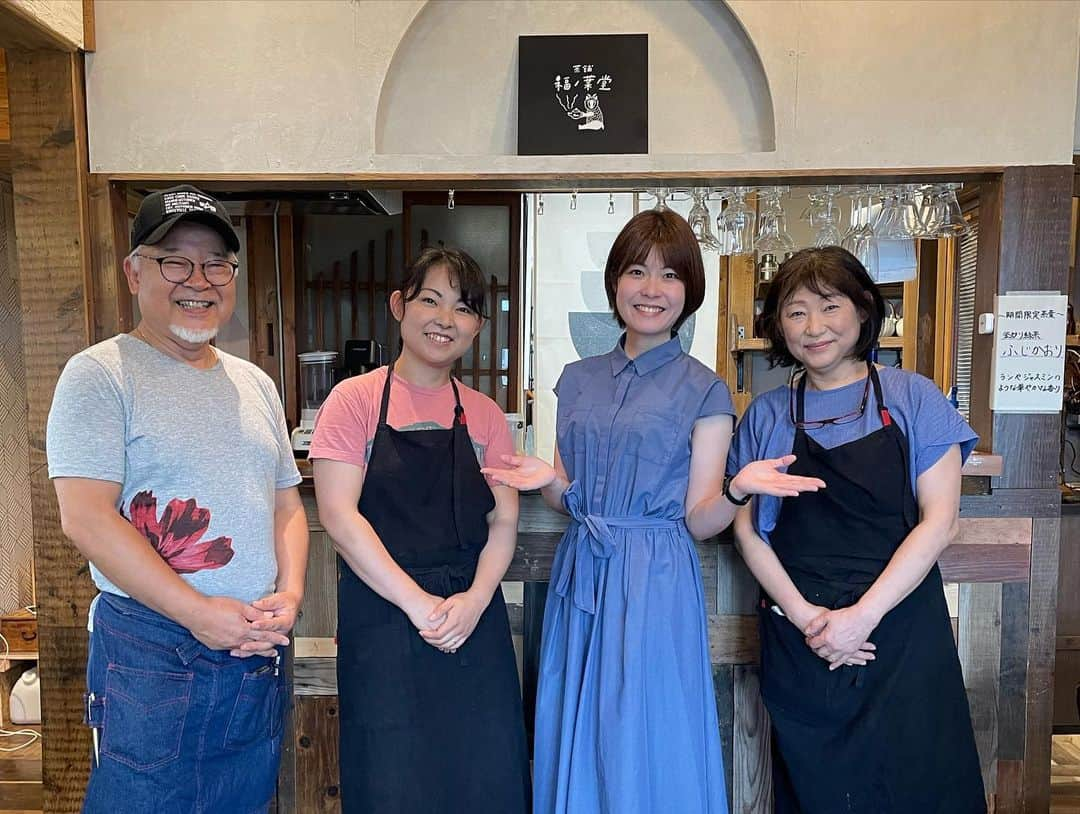 岩間瞳さんのインスタグラム写真 - (岩間瞳Instagram)「＼川崎町で手作りの生活を🌱／ 先日の「仙南地域に注目！」で取材させていただきました 横浜から移住した山﨑さんとそのご両親です✨  自分の生き方を見つめ直し「生活を手作りしたい」と 6年前にご両親と一緒に移住した山﨑さん🙆‍♀️  ご自宅やことし春に開いたカフェも 自らの手でリノベーションしています。 こだわりが詰まったカフェは古民家の雰囲気を生かして とても居心地のいい空間でした😊 町産の野菜をふんだんに使ったスパイスカレーも 本格的でおいしいです✨（4枚目）  このカフェで提供されているのが「川崎茶（3枚目）」。 実は川崎町は130年以上前に お茶の生産が行われていた記録が残っています🍵 山﨑さんと地域のNPOはこのお茶の復活を目指していて 接き木をして増やしたり茶畑を整備したりしているのです！  いまは和紅茶で提供されていて 渋みが全くなく豊かな甘みと華やかな香りが とてもおいしかった〜！！  日々の忙しさに追われて自分の生き方を見つめ直す余裕がない私でしたが 「自分の時間」を大切さを改めて実感した取材でした。 私の人生にとっても大切な出会いになりました！ 本当にありがとうございました✨  WEB記事も執筆しましたので局のHPの「知っトク東北」もぜひご覧ください🙋‍♀️  #宮城 #仙南地域 #仙南 #川崎町 #川崎町グルメ #川崎町カフェ #宮城グルメ #宮城カフェ  #川崎茶 #和紅茶 #リノベーション #セルフリノベーション #diy女子  #てれまさ #アナウンサー #キャスター #岩間瞳 #取材レポ」8月11日 20時45分 - iwama1313