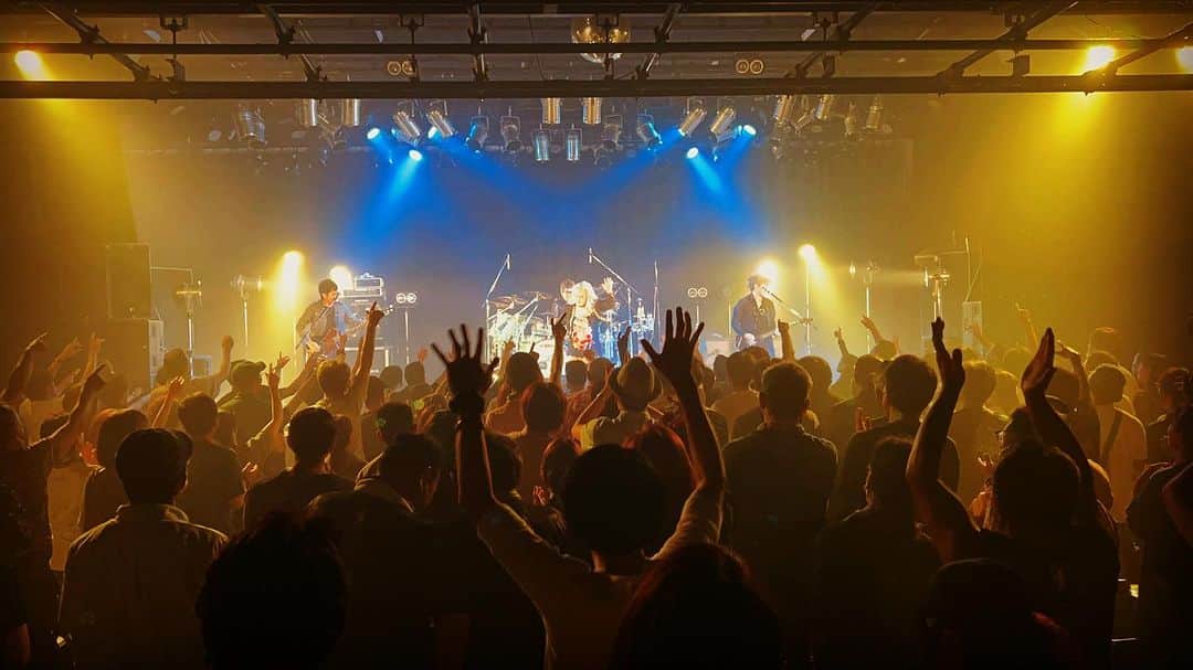 JILLのインスタグラム：「新潟ライブ❣️ あっちぇかったあ💦  リハの時にふと目についた 8列11番。 今日、8/11だし、当たりだな🎯と 写真撮っておきました。  私からプチプレゼント🎁進呈。 そんなラッキーもあるよね。 おめでとう🎊ございます㊗️  新潟、最高に皆さん歌ってくれました。 ありがとう😊  8月11日_新潟LOTS 8月12日_高崎芸術劇場スタジオシアター  —————————————- PERSONZ「I AM THE BEST TOUR」 6月18日_高知県立県民文化ホール グリーンホール 6月24日_札幌CUBE GARDEN 7月02日_ヒューリックホール東京 7月22日-仙台rensaホール 7月23日_函館金森ホール 8月04日_名古屋ダイアモンドホール 8月05日_大阪クラブクワトロ 8月11日_新潟LOTS 8月12日_高崎芸術劇場スタジオシアター 8月26日_福岡電気みらいホール —————————————-  #jillpersonz  #personz  #youtubepersonzチャンネル #note  #jillpersonz  #エアプレ #JILLプレ #ラジオ高崎 #三味線jill屋」