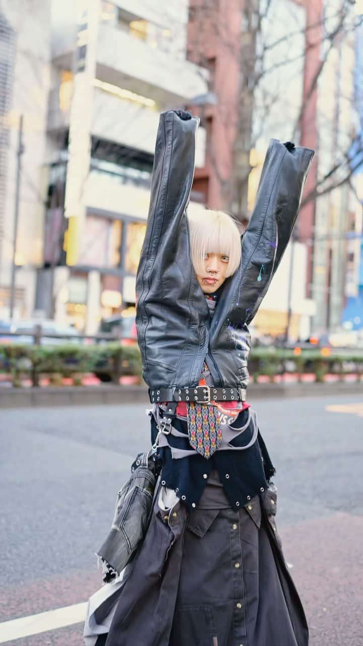 Harajuku Japanのインスタグラム：「14 Tokyo Summer Street Styles w/ Pants as Jacket, Piercings, Kimono, Kawaii, Rick Owens, Big Plush Bags, Club Kid Fashion & More  Let us know which of these Harajuku summer street styles are your favorites! It’s still super hot in Tokyo as we enter the traditional Japanese Obon holidays, and we’ve got typhoon warnings too. Even extreme weather doesn’t stop Harajuku kids from enjoying fashion. Kicking off this video, Ao is a Japanese subculture model popular on TikTok. Wearing pants as a jacket, Haruki is a young designer known in the scene for making one-of-a-kind fashion for himself and friends. Japanese software developer and club kid Kifujin just returned from a year in London. Artist Bisuko is known for manga and fashion collaborations. Yen is a Taiwanese guitarist/singer. Isshun is a student at one of Tokyo’s most famous fashion high schools. Rinne Amano is a Japanese musician/singer/track maker, and Nalmix - in the kimono - is a model and ex-Kawaii Monster Girl. Please leave a comment and let the people in the video know if you like their styles!!  Everyone in this video: @sushikuwasero__ @fomore_o_hrk (in @topsee_tur_vy_official) @kifujin_yx @bisukoezaki @t.yen_ @artificial_wing @shitt.pchan @isshun.oshiro @x.x_jun_x.x @kokodai @rinneamano_ @5v1b0 @nalmix666 @munchikinamo3  #piercings #JapaneseHairstyle #JapaneseStreetwear #streetstyle #streetfashion #fashion #style #kimono #JapaneseFashion #JapaneseStreetFashion #JapaneseStreetStyle #Japan #Tokyo #TokyoFashion #原宿 #Harajuku #ファッションウィーク #ストリートファッション #ストリートスタイル #ギャル #kawaiifashion #raverfashion」