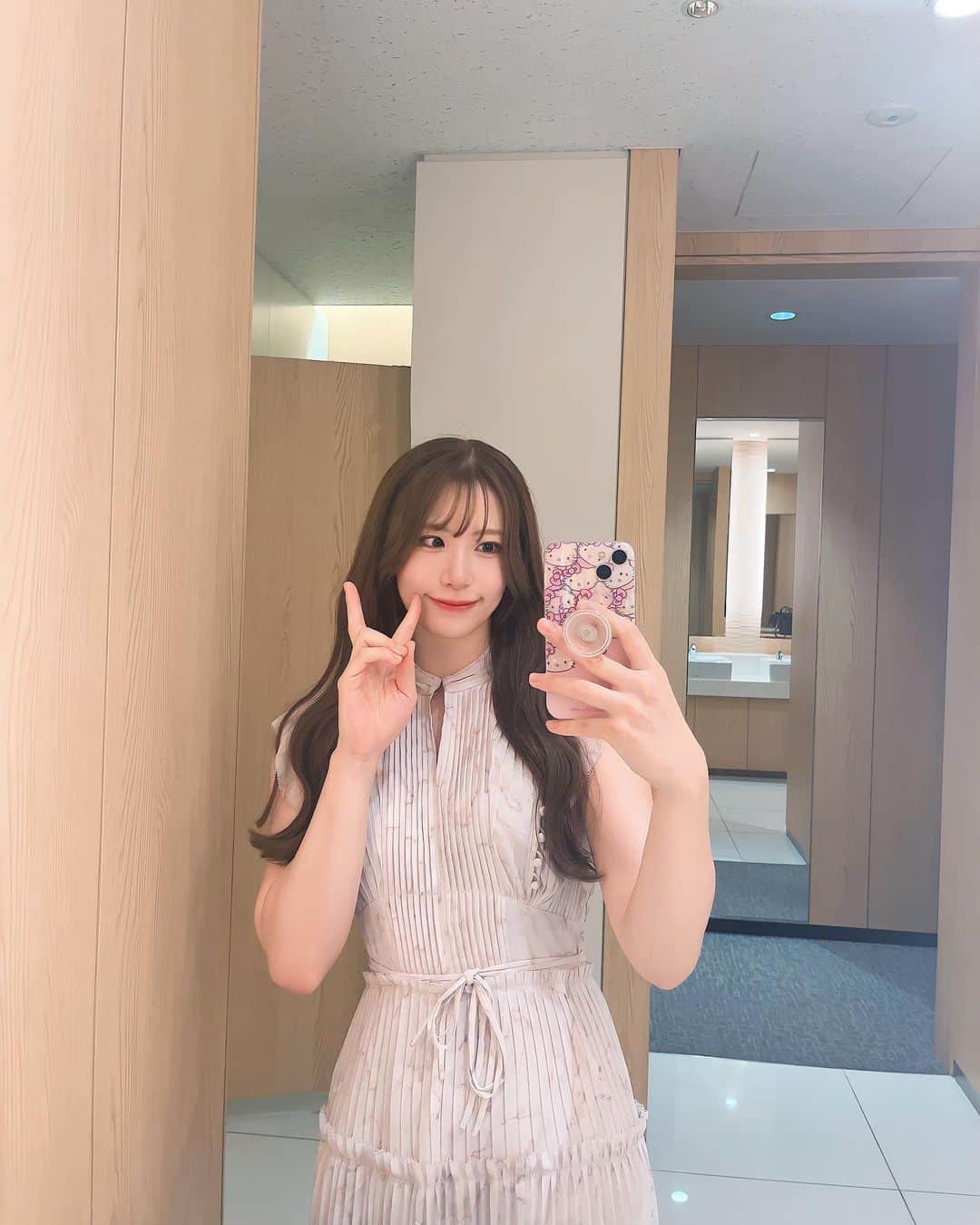 AKARIのインスタグラム：「美容室帰りにるんるんで 写真いっぱい撮った日📸💞  昨日20時半に寝てしまって夜中の3時くらいに起きて お仕事してたよ〜！😼 お昼寝も少ししちゃった！🤣  三連休初日 みんな何したの〜？」