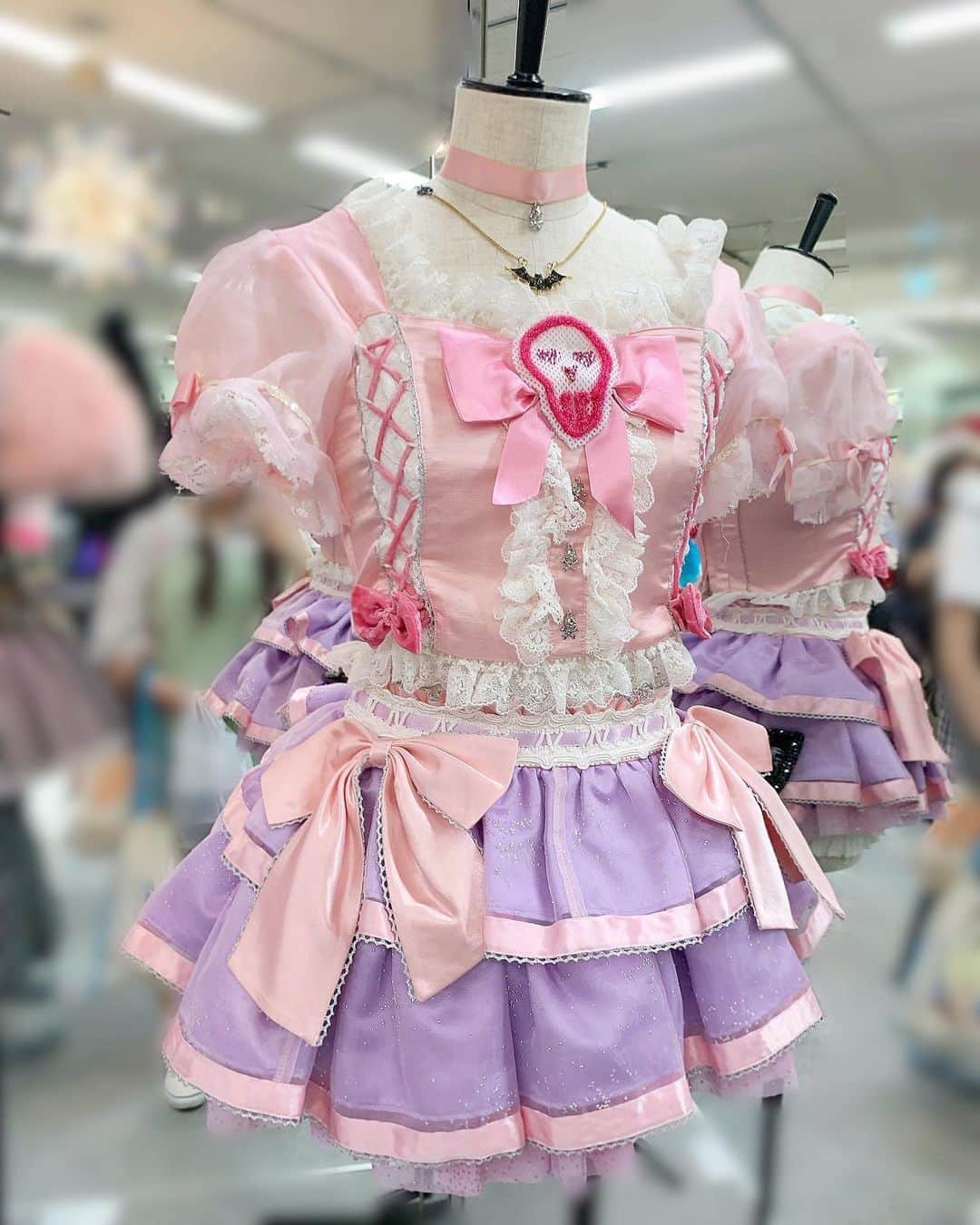 大盛真歩のインスタグラム：「👿💘  東京駅の大丸東京で開催された #AKB48ナツマツリ 皆さん楽しんでくれましたか？🥳  #AKB48大衣装展 最高すぎました(;_;) 元々AKB48の衣装ヲタクだったのでこんなに間近で沢山の衣装が観れて、久しぶりのリップグロスの赤チェック衣装はファンの方が着用して写真が撮れる施策もあって…（ ; ; ）‪‪❤︎‬  私も一ファンとして大興奮でした  そして、現在はメタバースにて飾りきれなかった衣装展が開催されています！500着以上！😳そしてなんと、私とみなみちゃんで しのぶさんと対談させて頂いた内容などもみれちゃうので絶対にチェックしてね🤍  AKB48の衣装が世界一大好きです。   #akb48  #オサレカンパニー  #衣装  #可愛い  #天才  #大好き」
