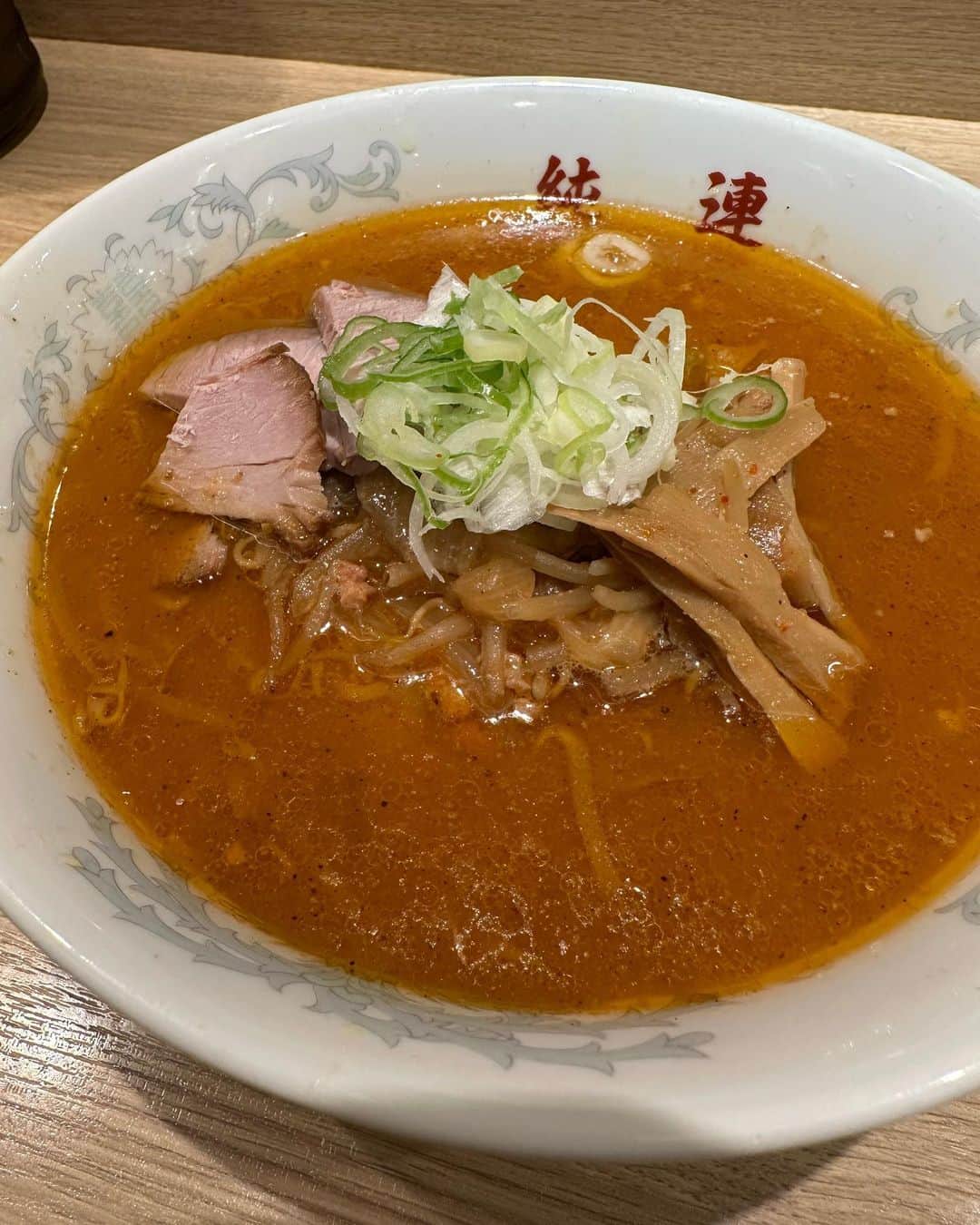 竹本アイラのインスタグラム：「他のお店の情報は→@aira.ar50  言わずと知れた 札幌ラーメンの聖地 澄川の純連  ラードで蓋された 熱々スープとか  もう、本当にやばい‼️  久しぶりに食べましたが 満足度100です💯  詳しくは、ストーリーズまたは プロフィールからvlogをご覧下さい 📹  #札幌 #札幌グルメ #札幌ラーメン #ラーメン部 #ラーメン #ラーメンパトロール #純連 #ひとり旅 #ひとり旅女子 #飯テロ #出張メシ」