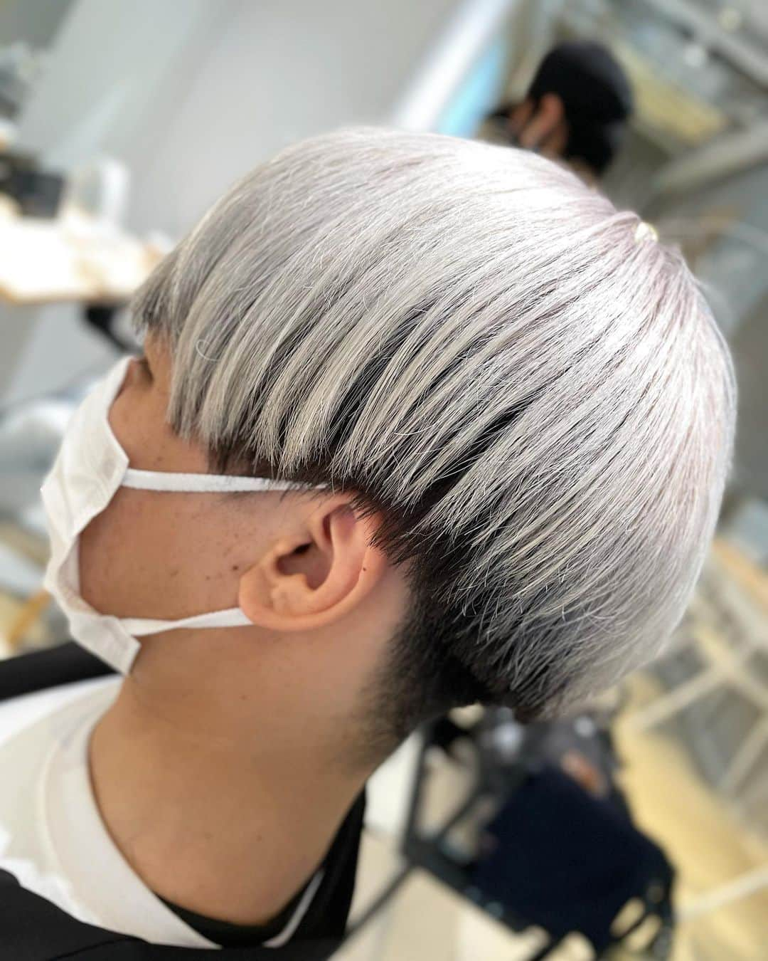 もるさんさんのインスタグラム写真 - (もるさんInstagram)「【ホワイト×ブラック💇‍♂️】 夏はやっぱりハイトーン！！ ホワイトとブラックのツートンカラーで ナチュラルでもいいし動かしてもチラ見えで かわいいカラー🥰  #ホワイトカラー#ツートン#アンブレラカラー#ブリーチ#ハイトーン#刈り上げ#沼ッシュ#センターパート#マッシュ#モテ#韓国#韓国マッシュ#韓流#bts#メンズ#メンズヘア#メンズ特化#美容師#日本一#もるさん#マネージャー#クリエイティブディレクター#youtube#youtuber#ユーチューバー#aitokyo」8月11日 20時55分 - morusan_aitokyo