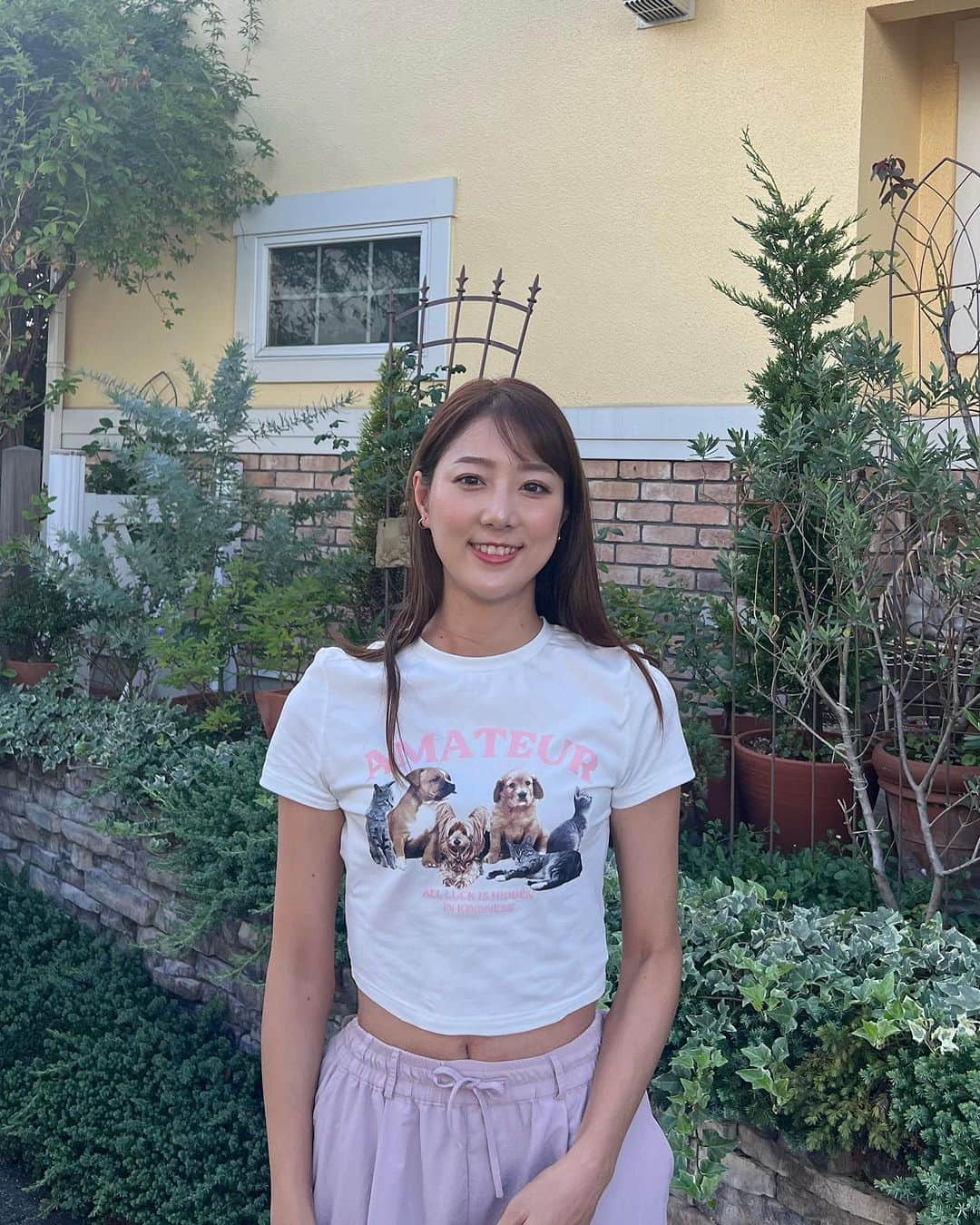 佐々木もよこさんのインスタグラム写真 - (佐々木もよこInstagram)「かわいすぎるミニTシャツ。 我慢できなくて買っちゃって着ちゃいました🥹✌️  SHEINで614円🐕🐈  胸元にかわいいわんちゃんずねこちゃんずがいるだけでニコニコできちゃうわ☺️💞  なんかお腹が思ったよりかっこよくなくってびっくりしたんだけど、それでもいっか！って今は思っています😊  4キロ増えたんだけど、ま、そんな自分もいっか😋という感じ。  きっとまたいつか痩せたくなる日が来るだろうし…  どんな自分も好きでいたいね🩷🩷  #shein #犬なしでは生きていけません」8月11日 20時56分 - moyoko_atom